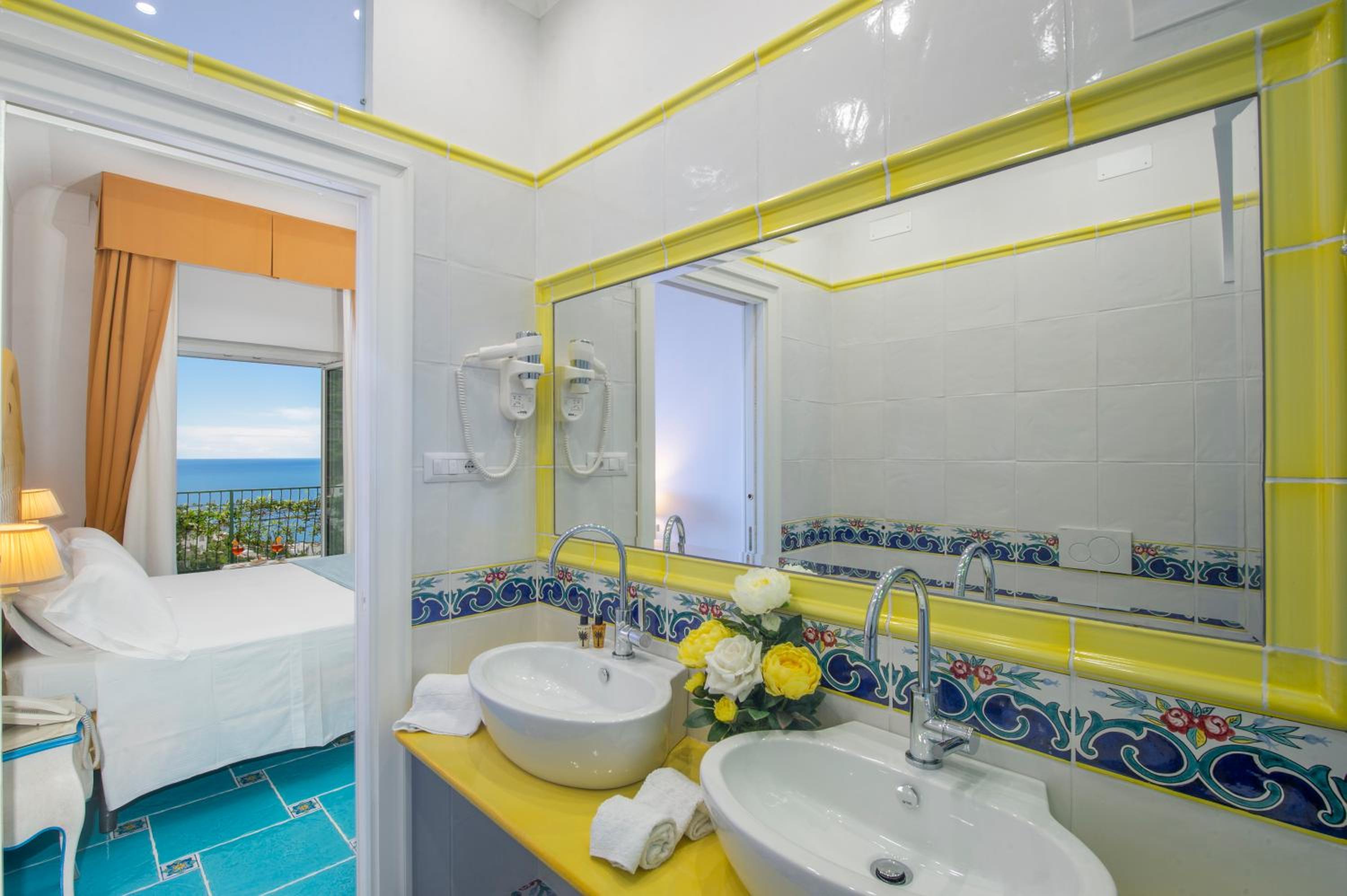 Deluxe Triple Room with Sea View - Photo 20