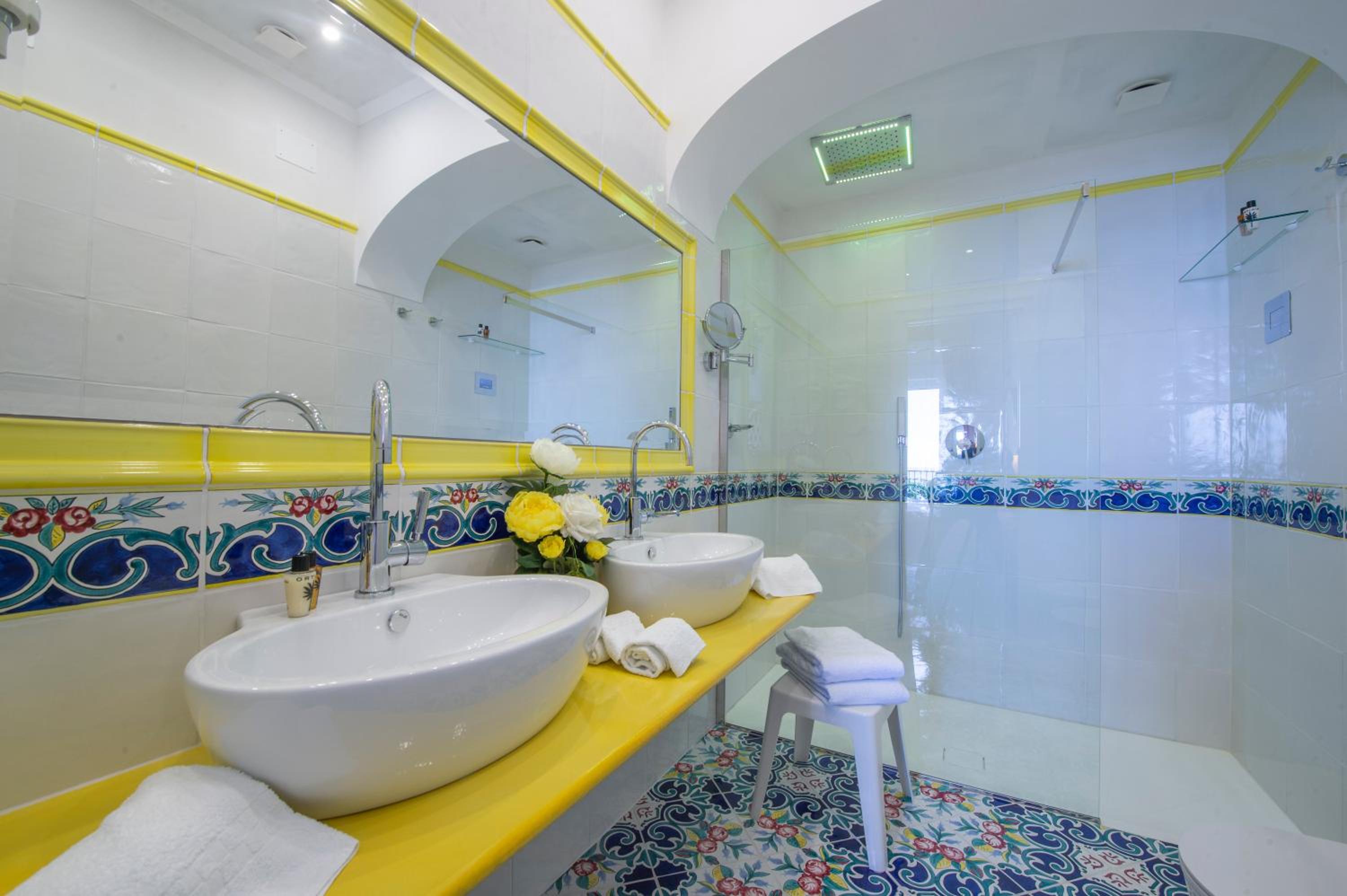Deluxe Triple Room with Sea View - Photo 22