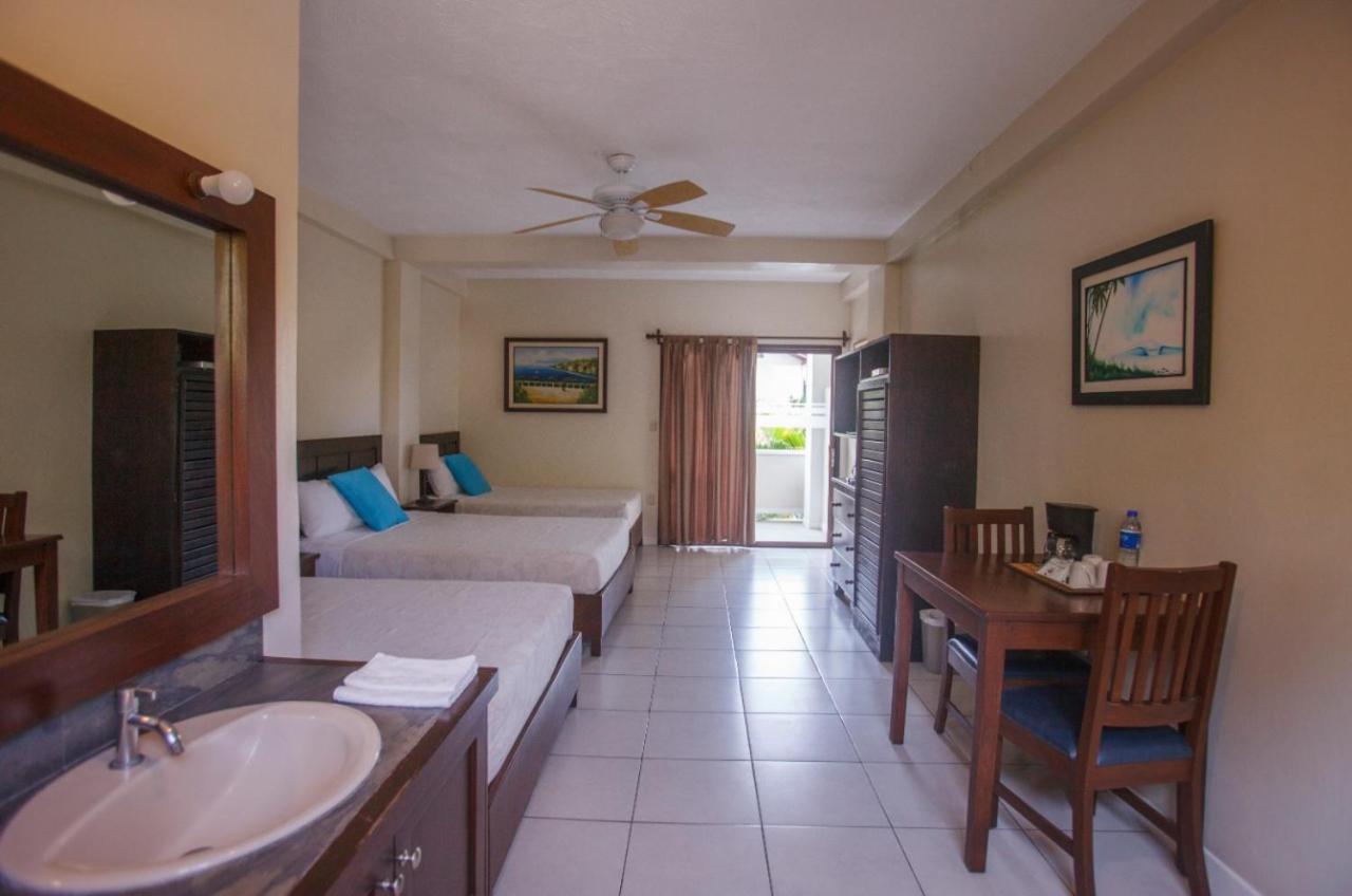 Triple Room with Pool View photo 2