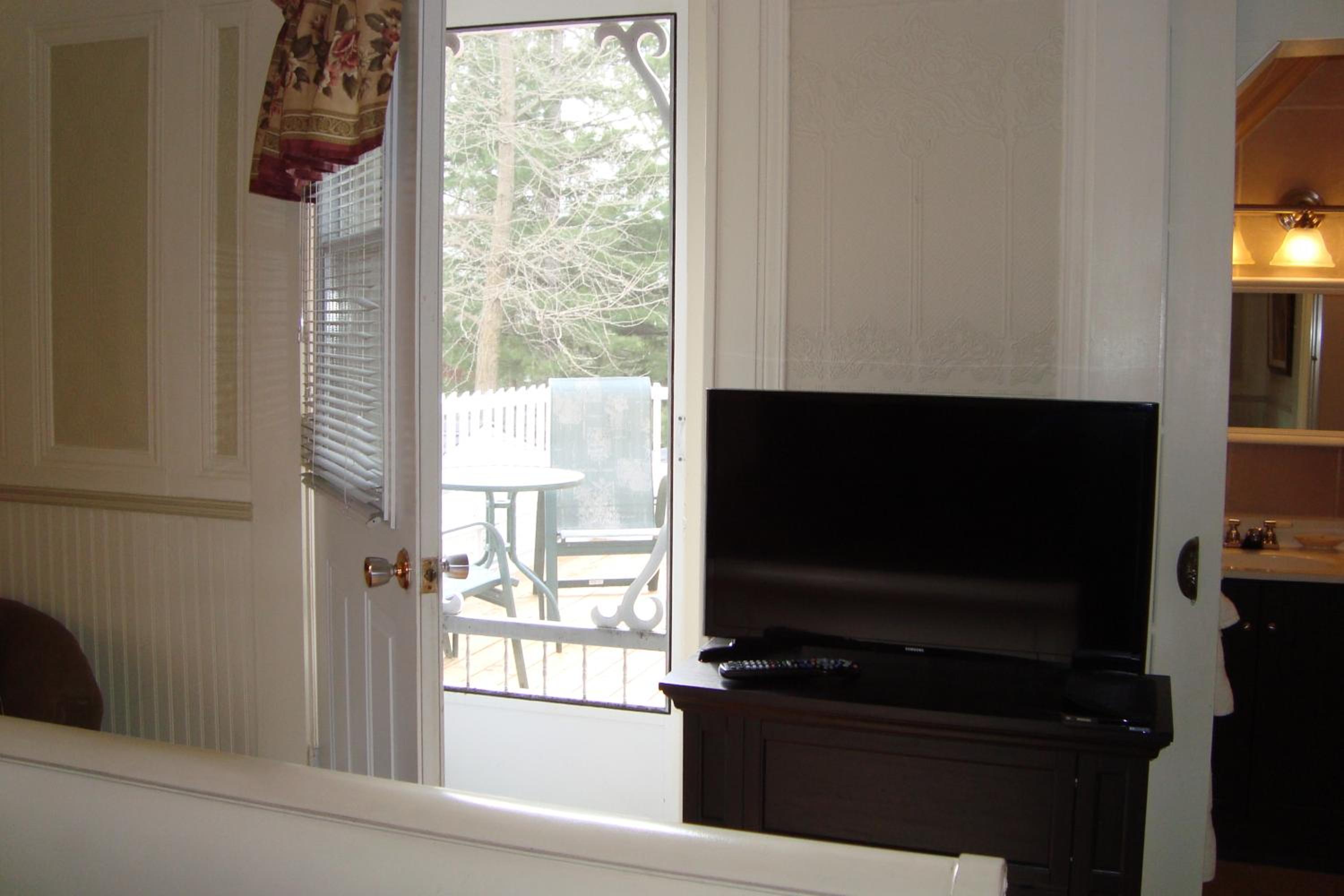 Queen Room with Kitchenette and Balcony photo 3