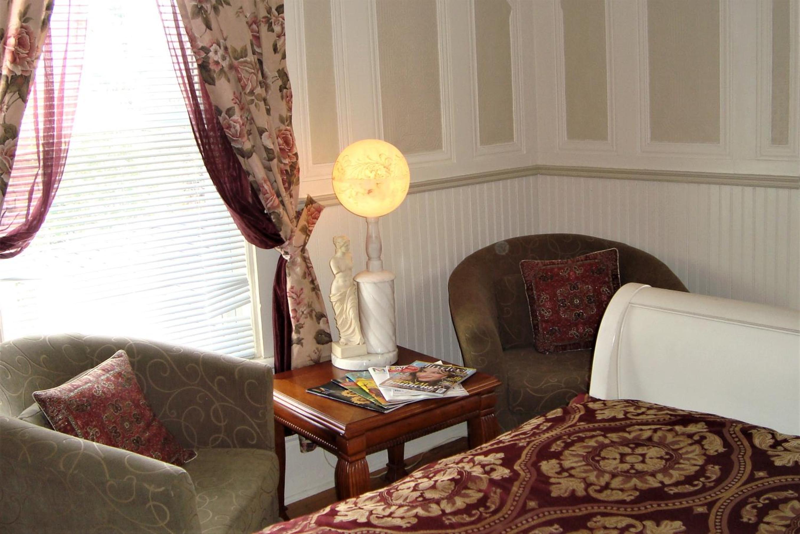 Queen Room with Kitchenette and Balcony photo 2