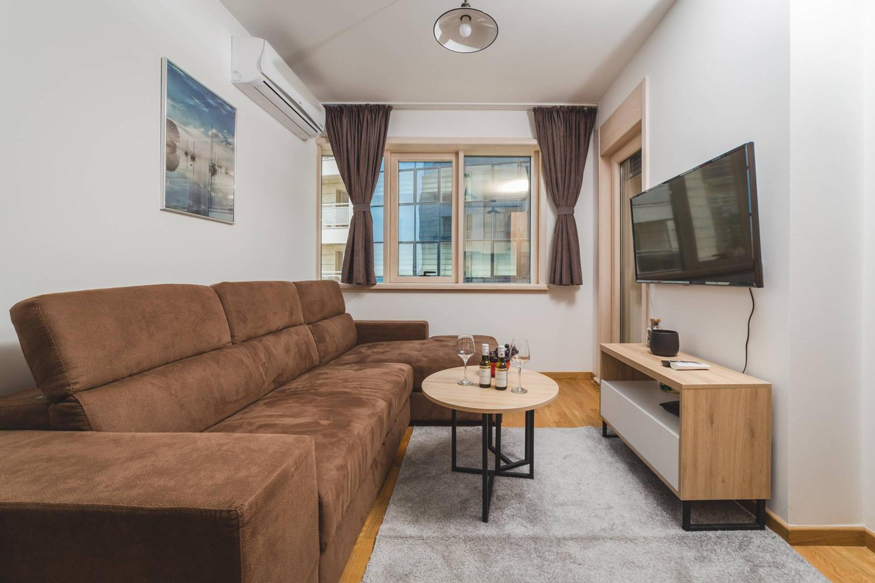 One-Bedroom Apartment photo 1