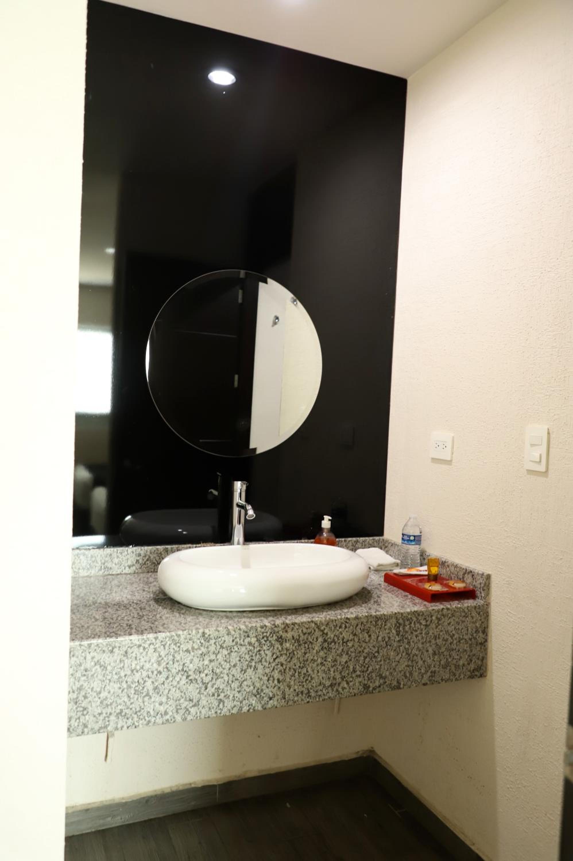 Suite with kitchenette and living room  - Photo 13