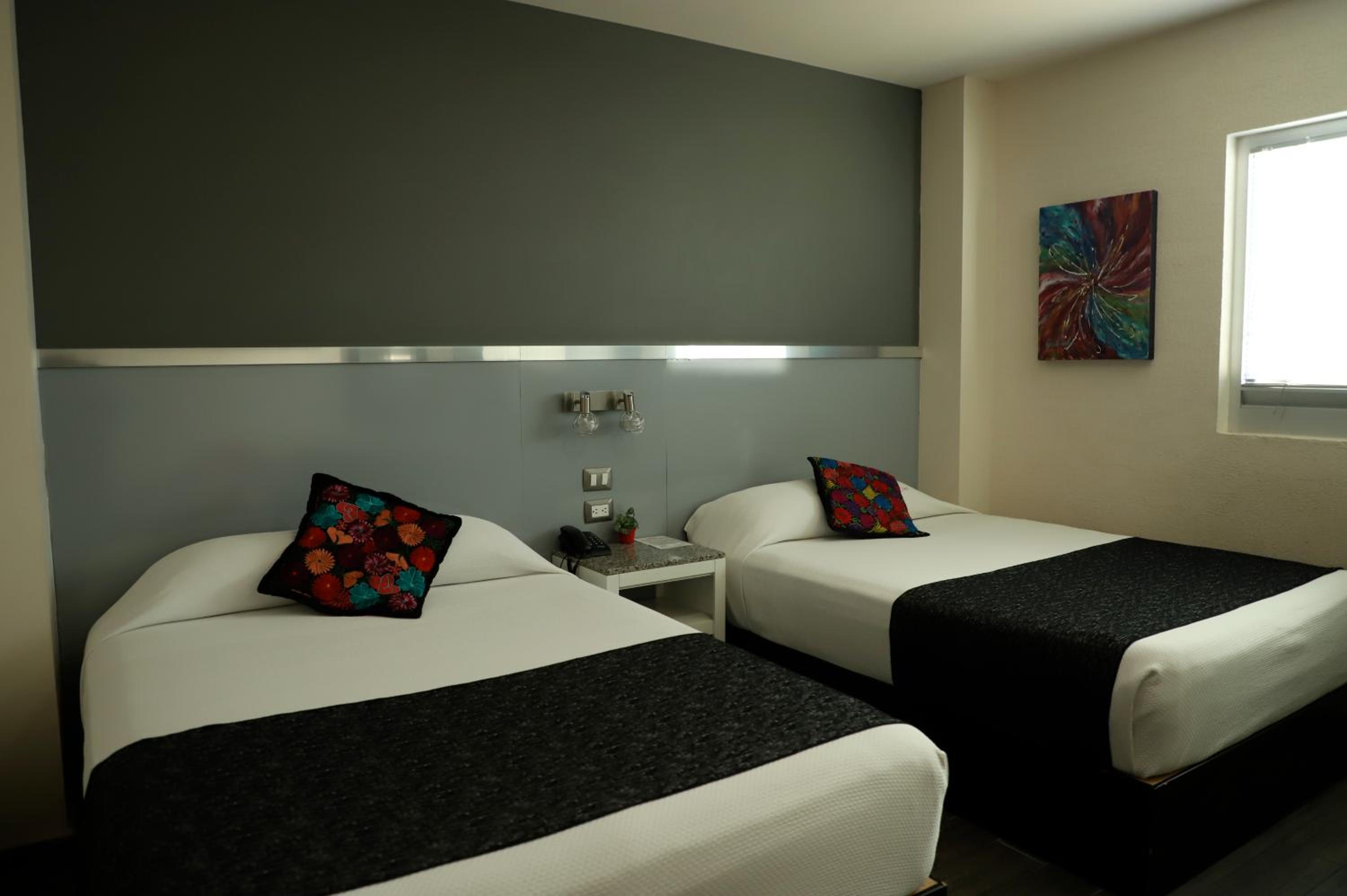 Suite with kitchenette and living room  - Photo 11
