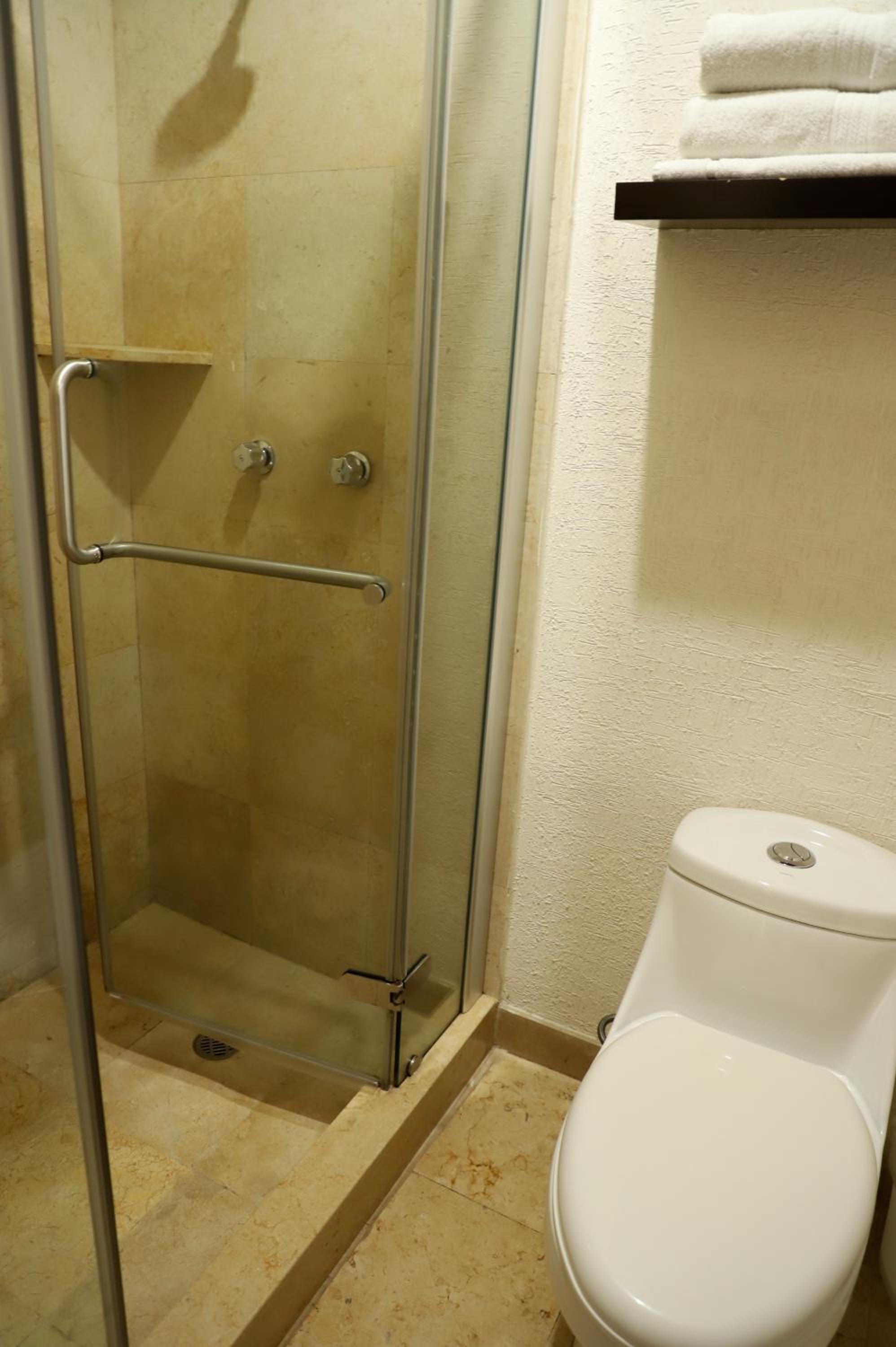 Suite with kitchenette and living room  - Photo 10