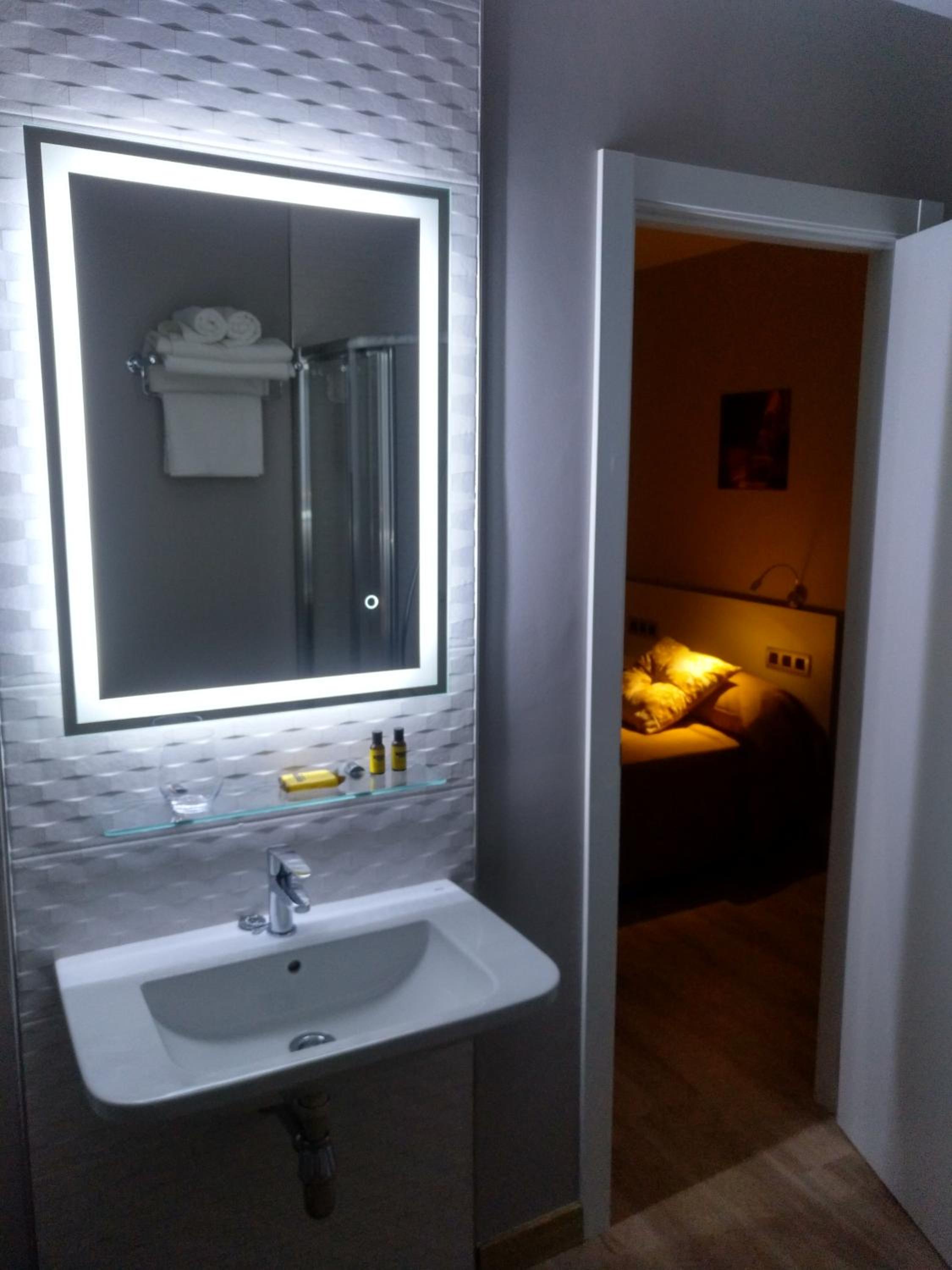 Twin Room - Photo 2