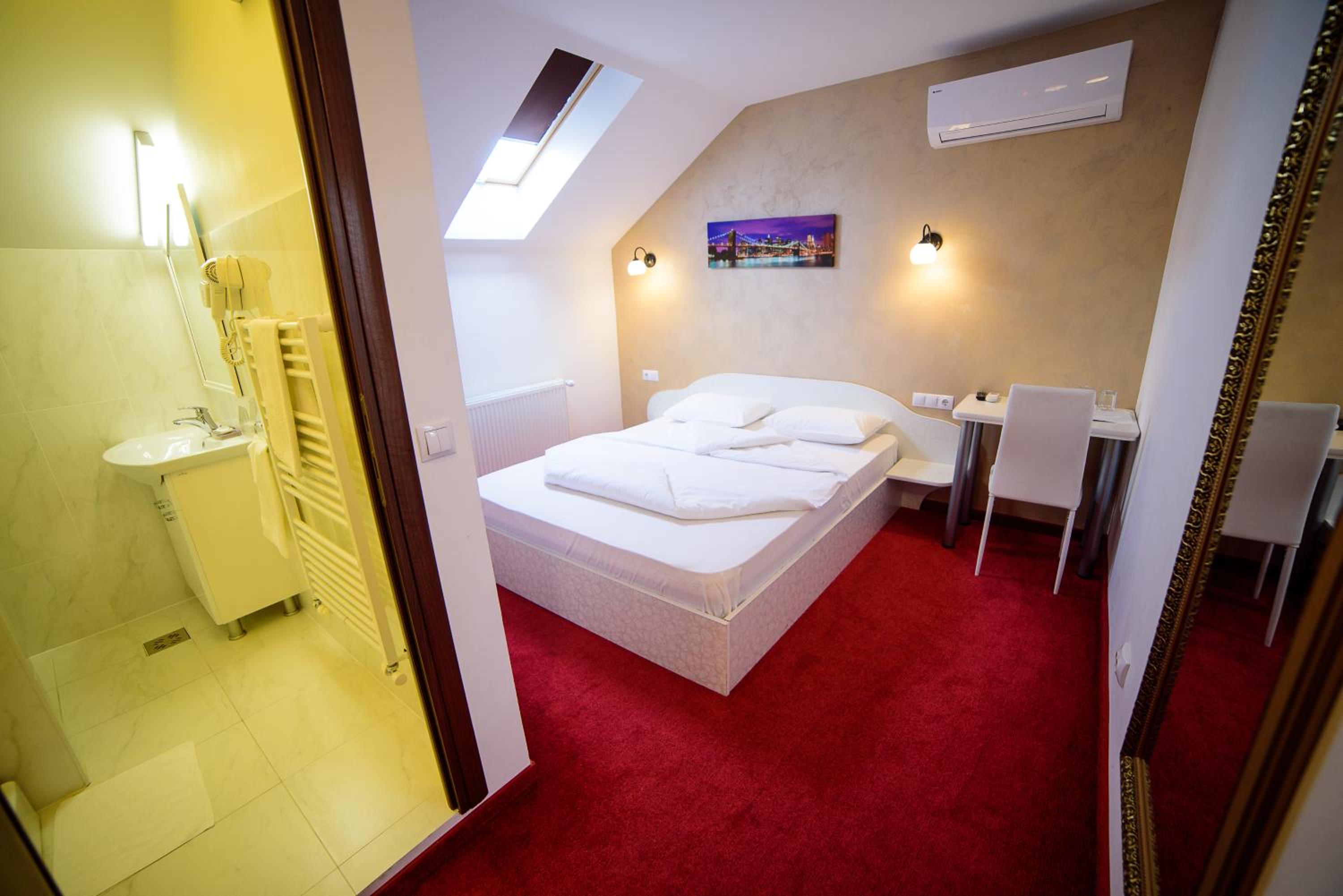 Double Room with Private Bathroom - Photo 1