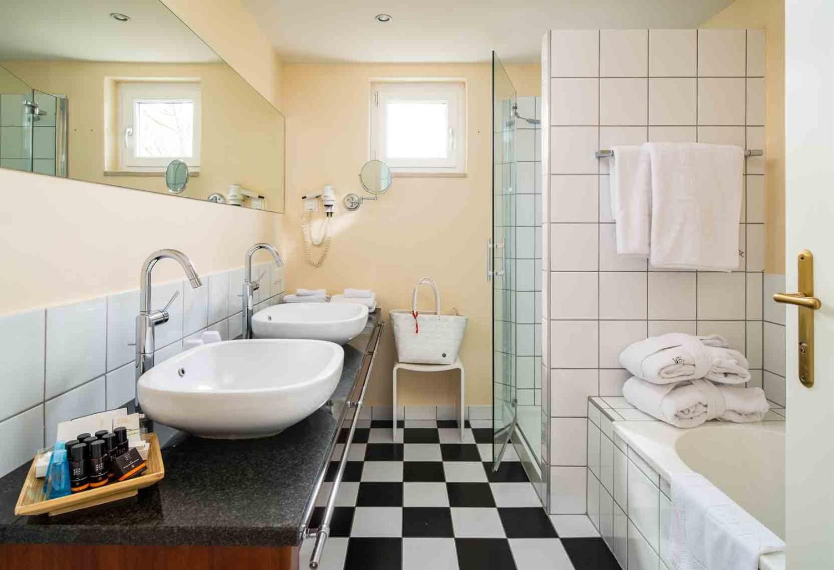 Deluxe Double Room with Balcony - Photo 2
