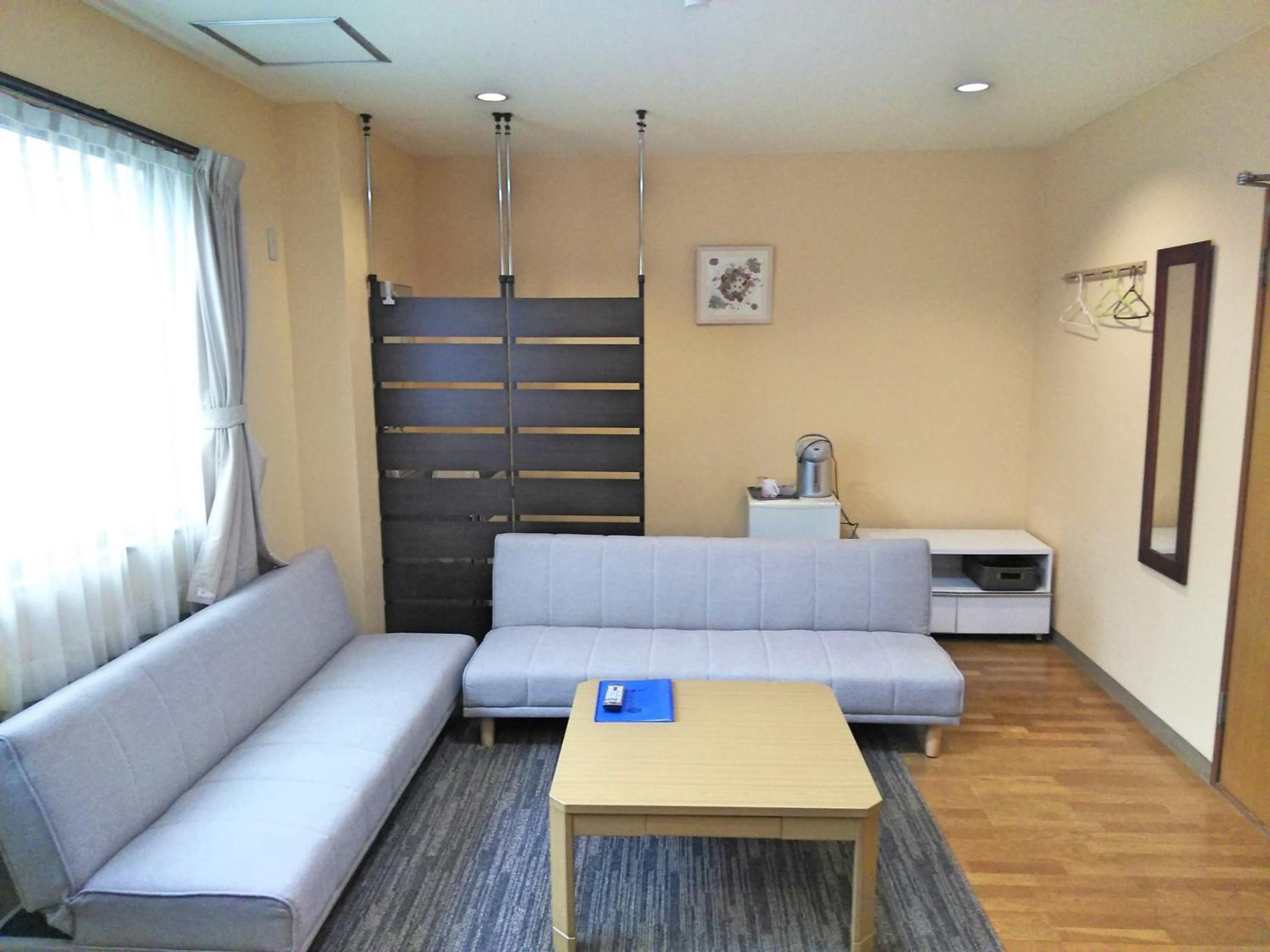 Family Room with Shared Bathroom photo 2