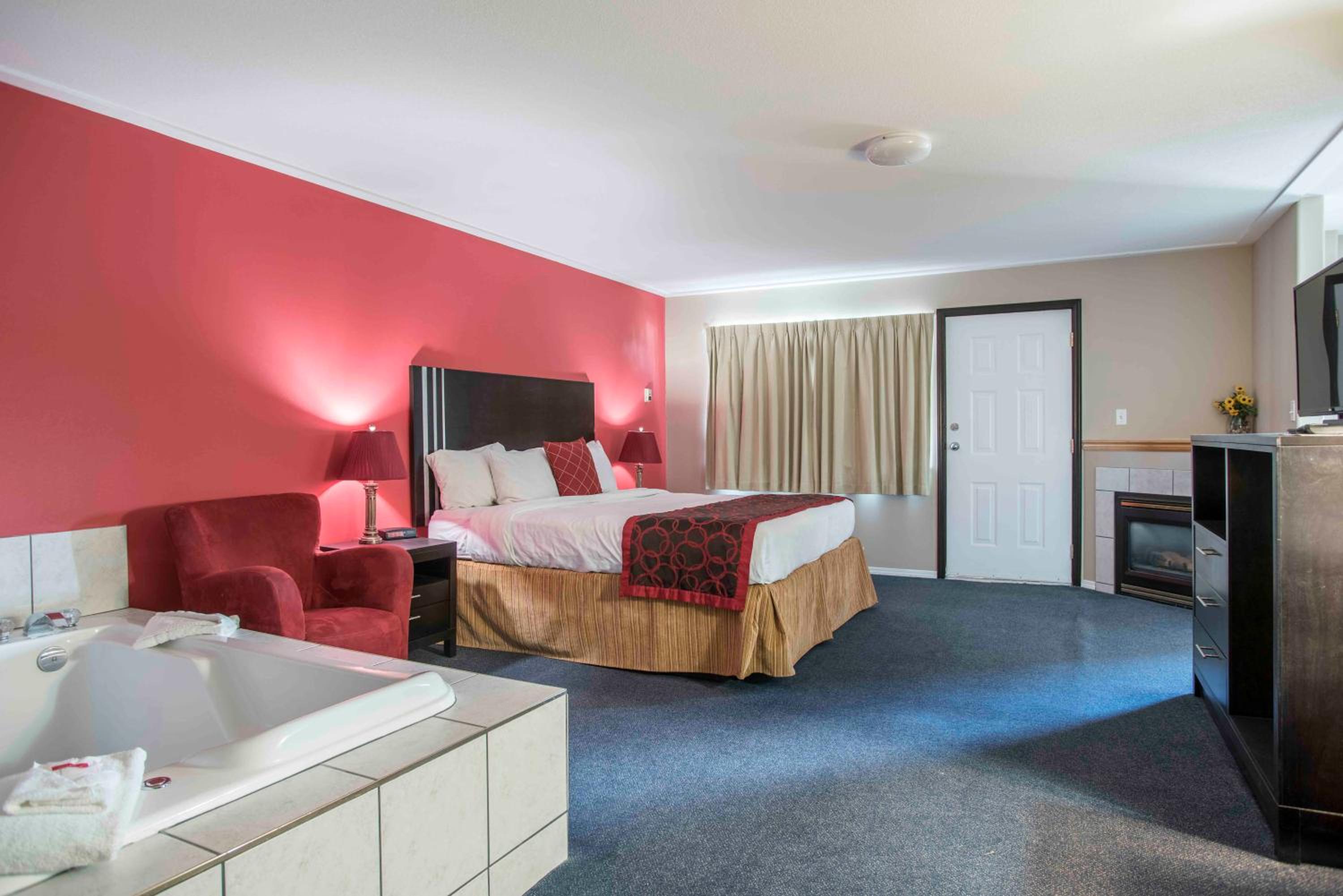 King Suite with Hot Tub - Non-Smoking - Photo 1