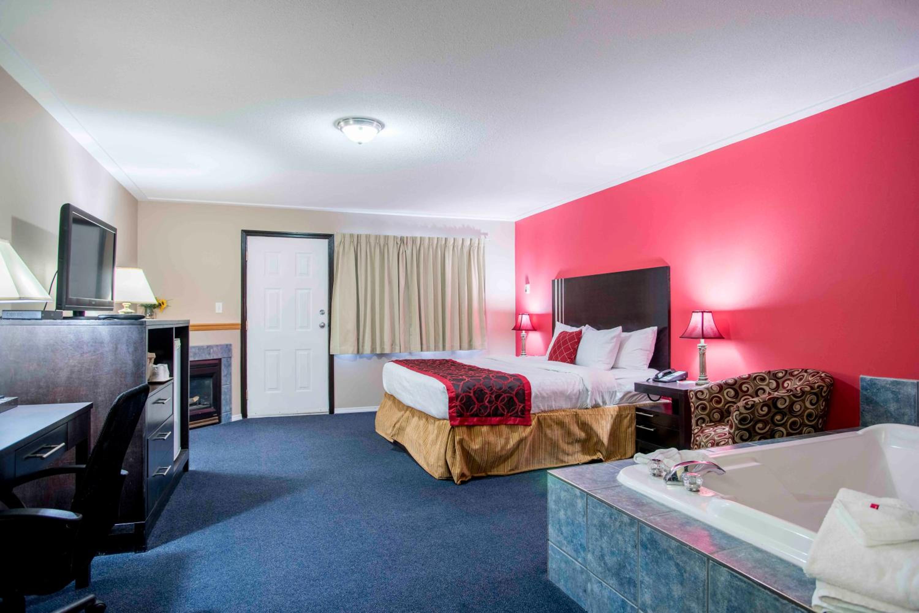 King Suite with Hot Tub - Non-Smoking - Photo 4