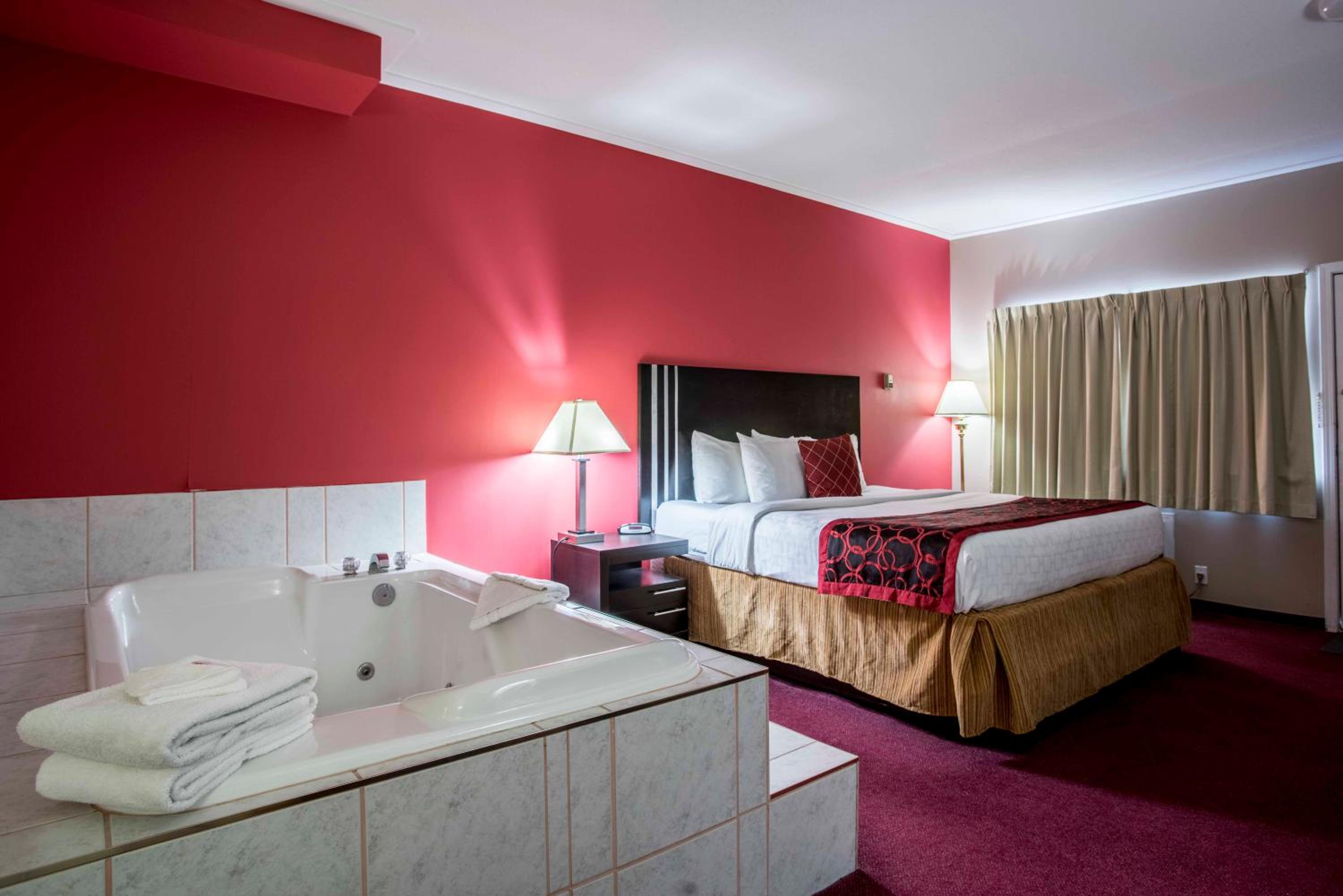 King Suite with Hot Tub - Non-Smoking - Photo 6