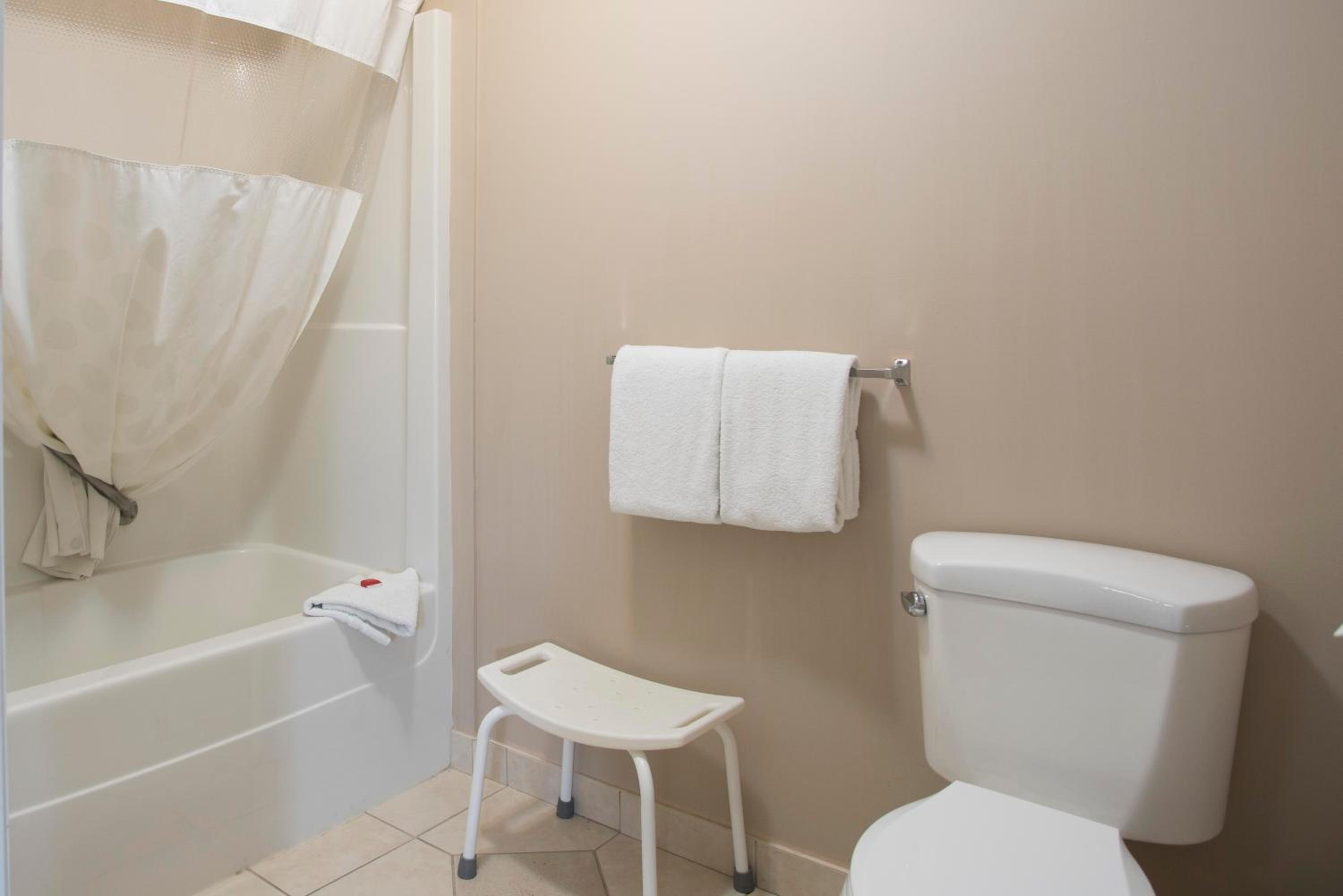 King Suite with Hot Tub - Non-Smoking - Photo 7