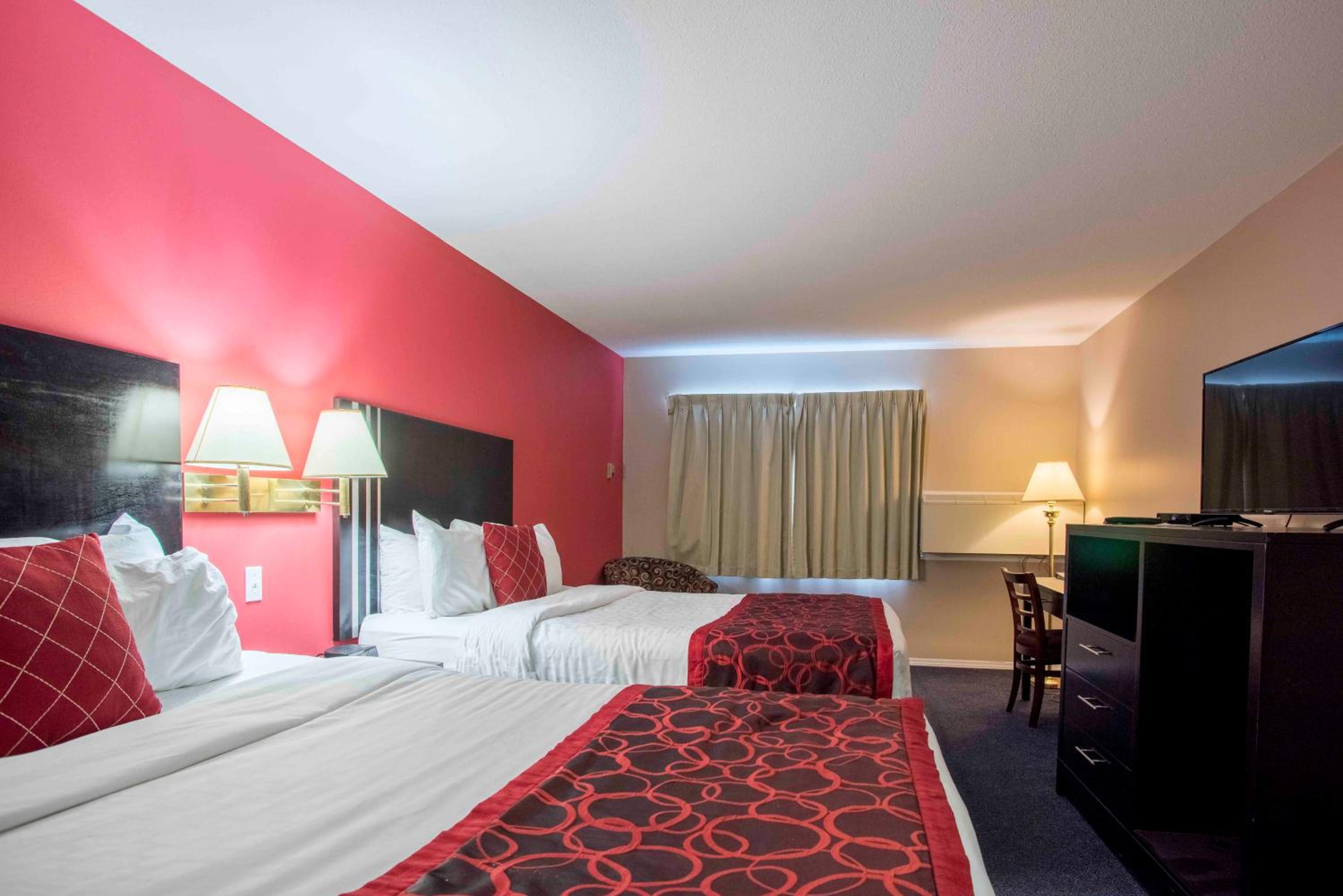 Queen Room with Two Queen Beds - Non-Smoking - Photo 1