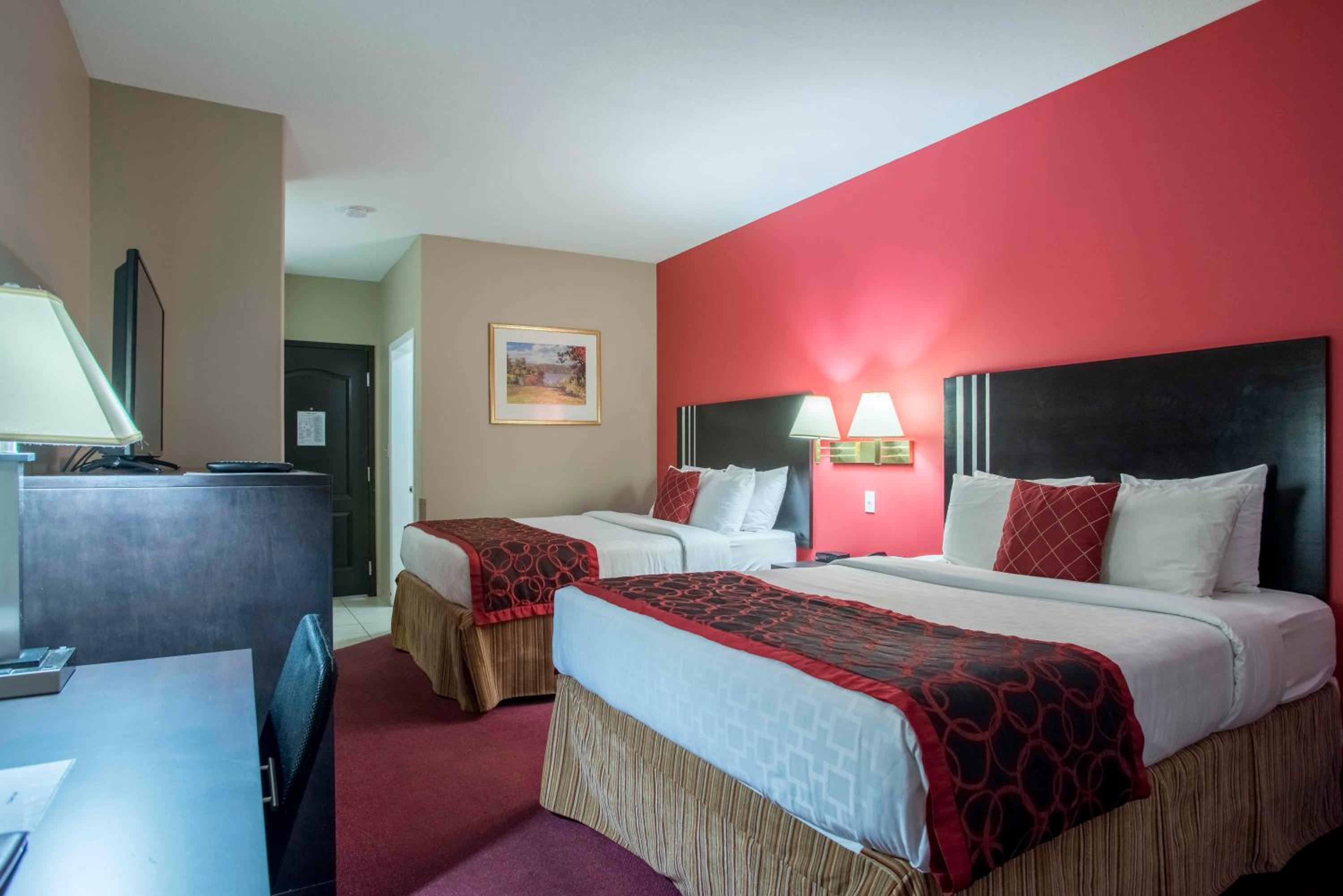 Queen Room with Two Queen Beds - Non-Smoking - Photo 2