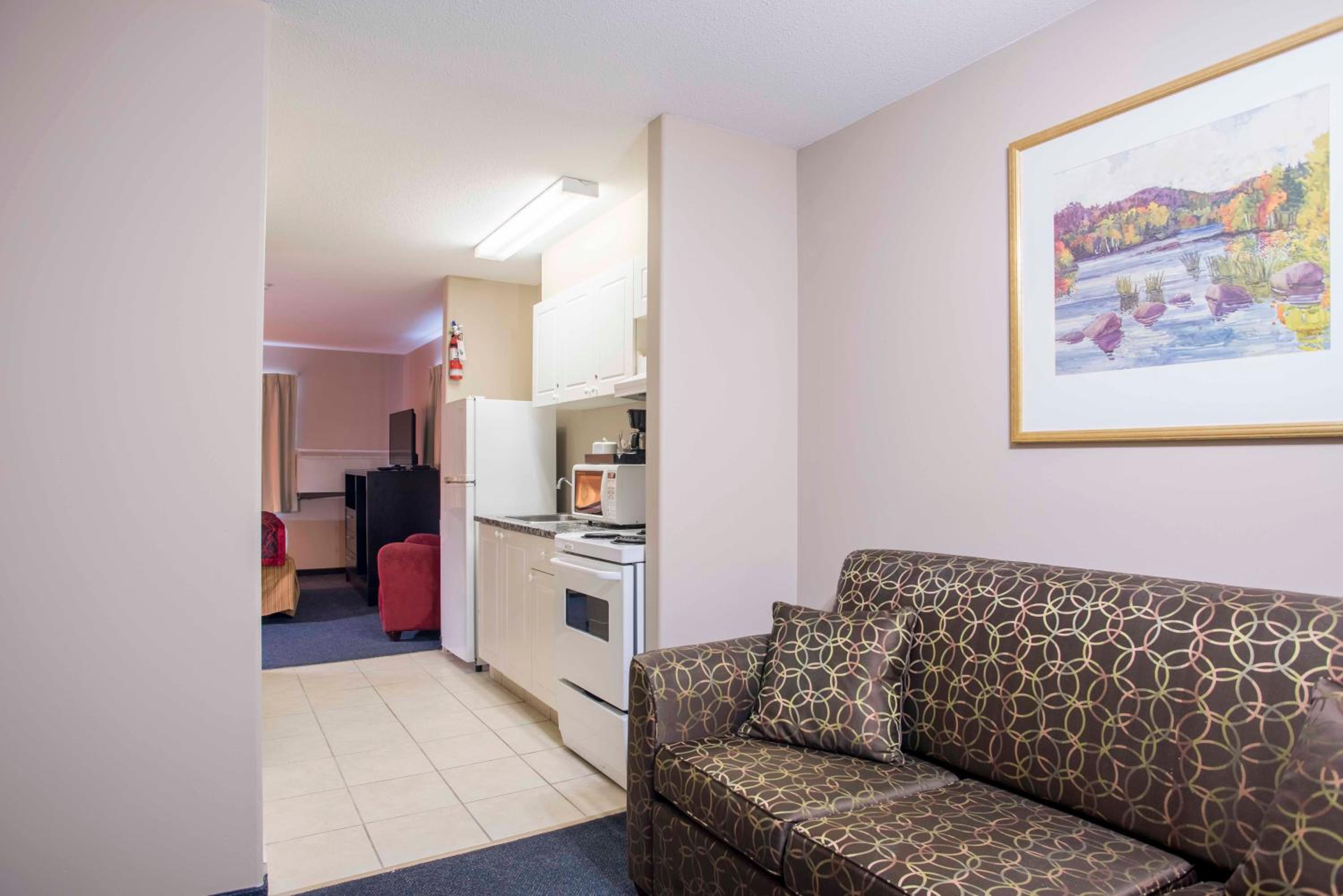 Queen Room with Kitchenette  - Non-Smoking photo 3