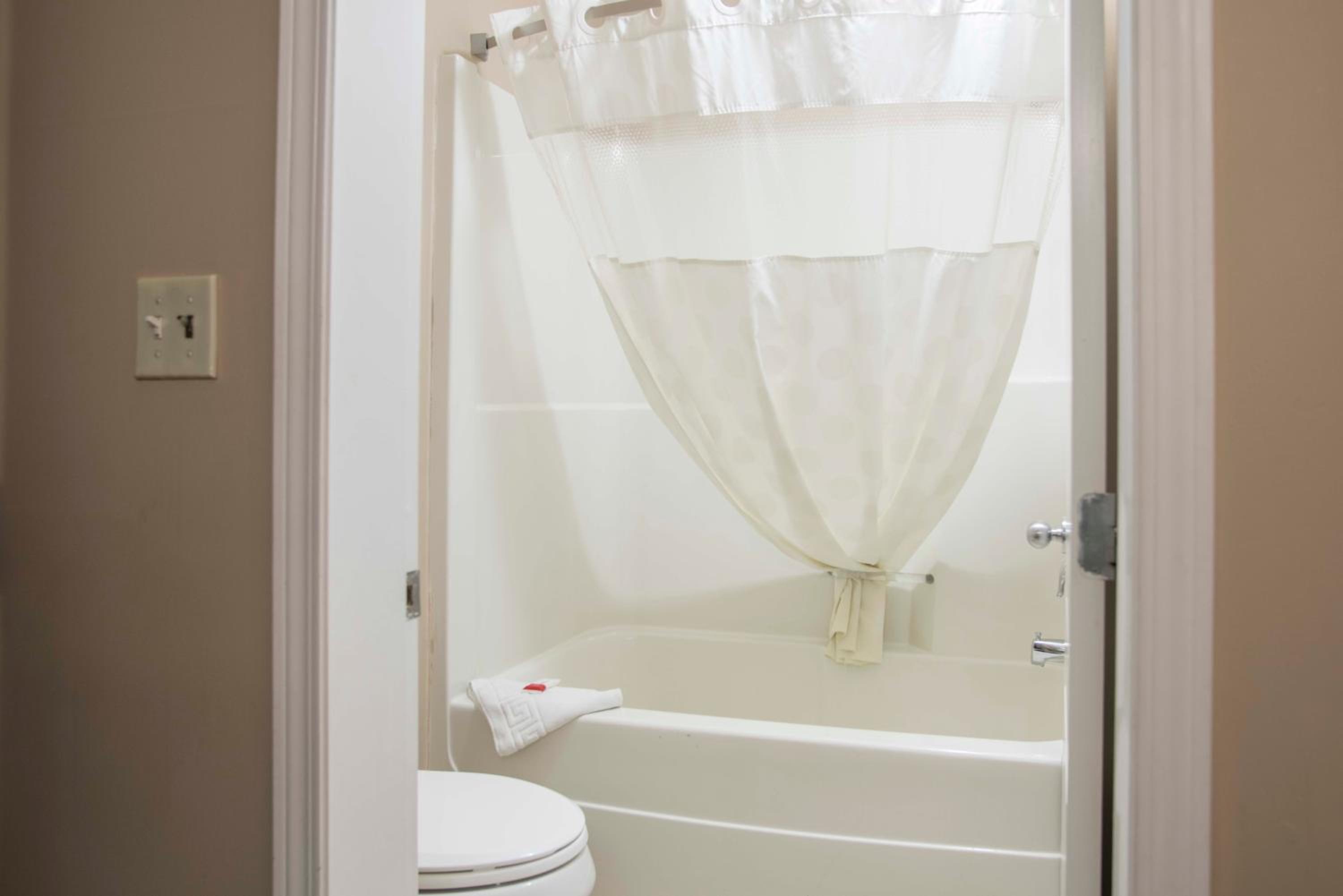 King Suite with Hot Tub - Non-Smoking - Photo 2