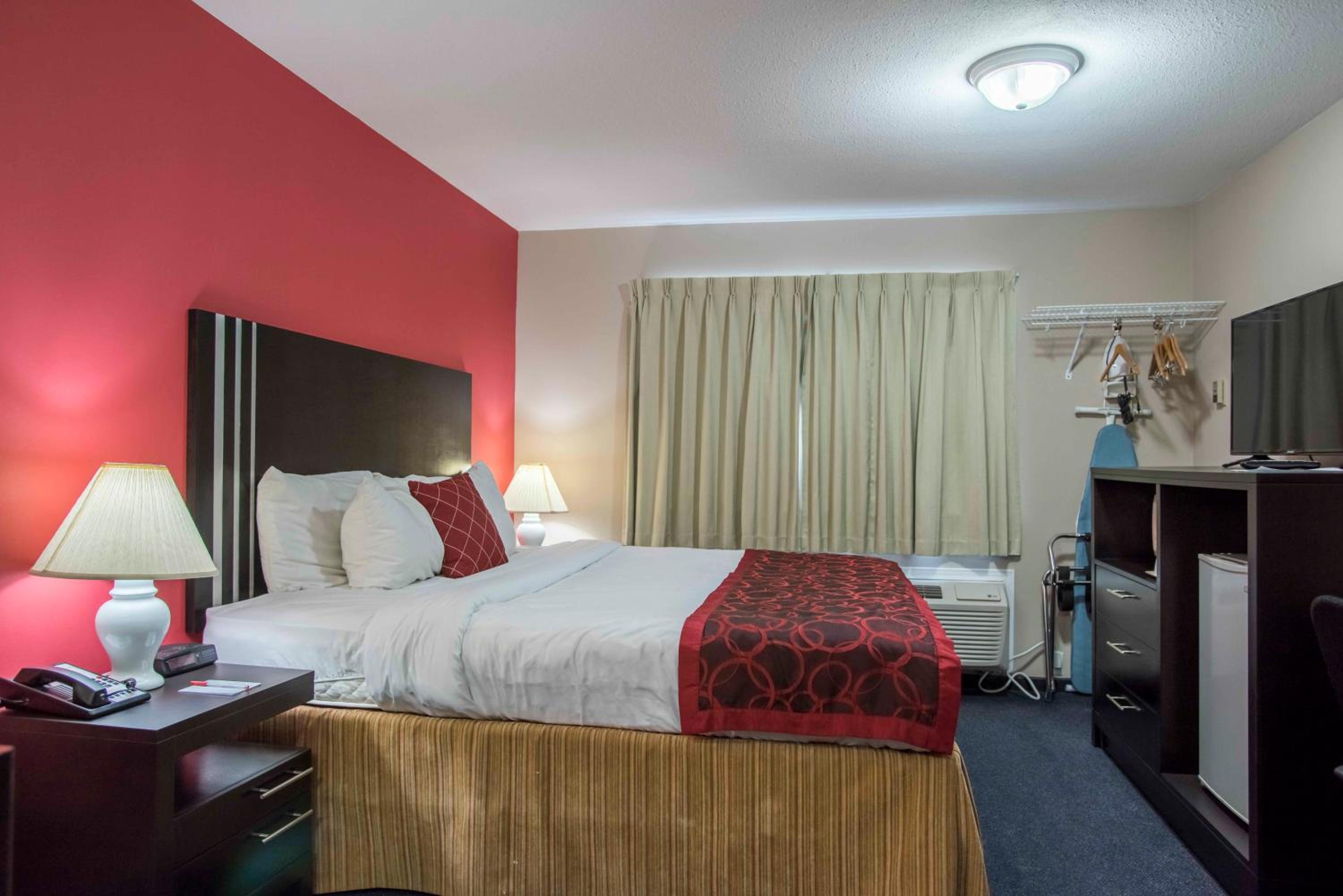 King Room - Non-Smoking - Photo 4