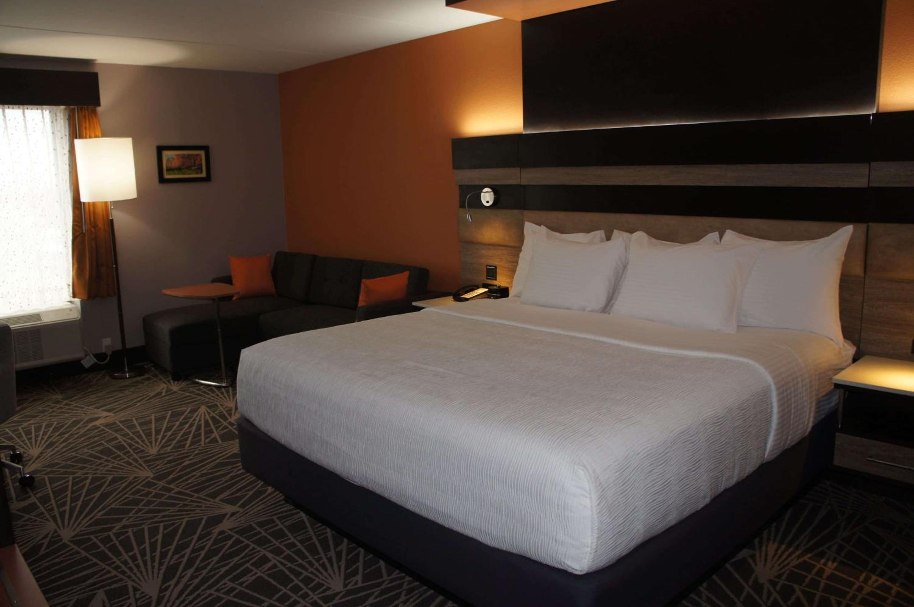 Deluxe King Room - Non-Smoking - Photo 2