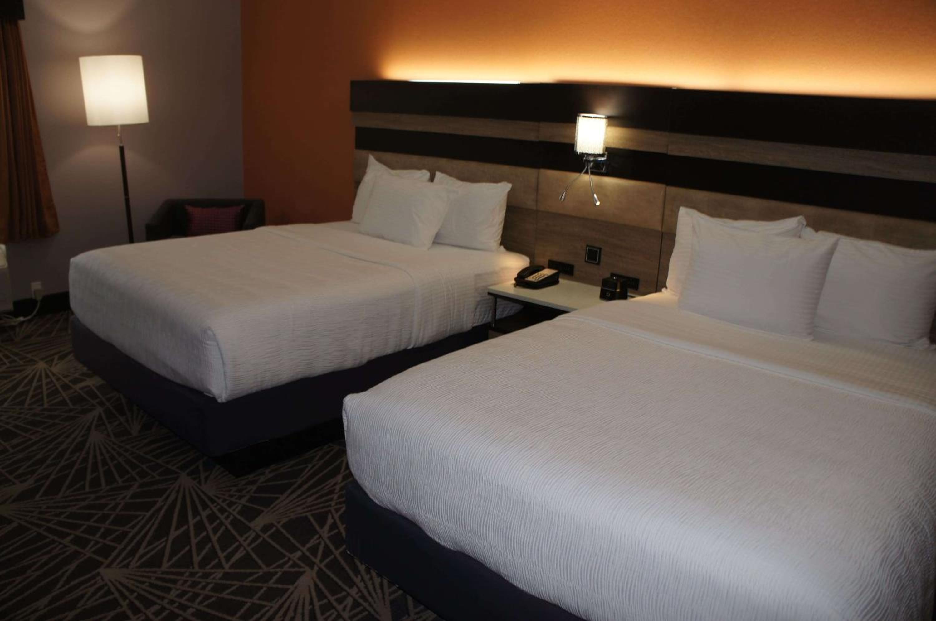 Queen Room with Two Queen Beds - Non-Smoking - Photo 3
