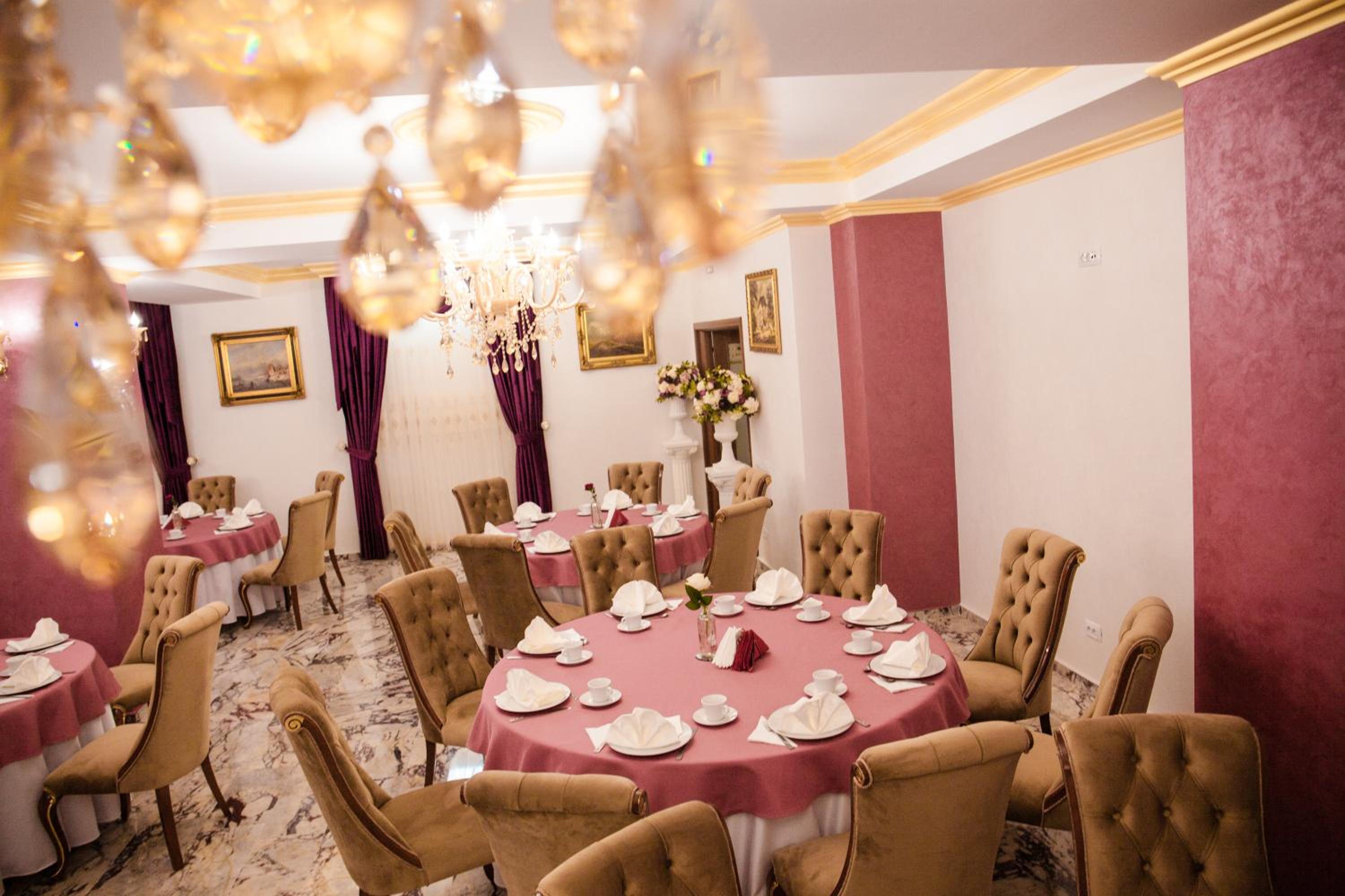 Deluxe King Room - Photo 9