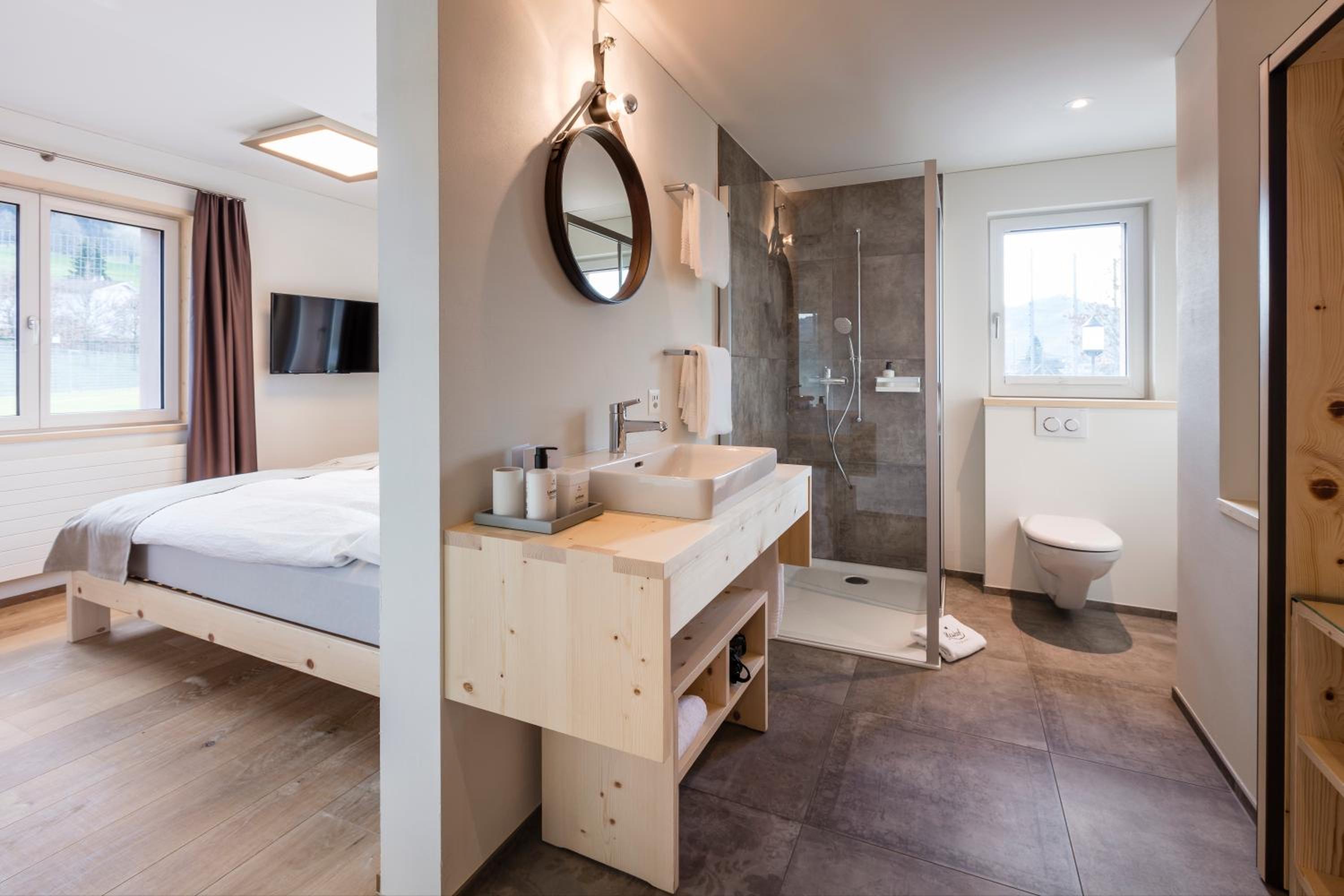 Deluxe Double Room with Shower photo 3