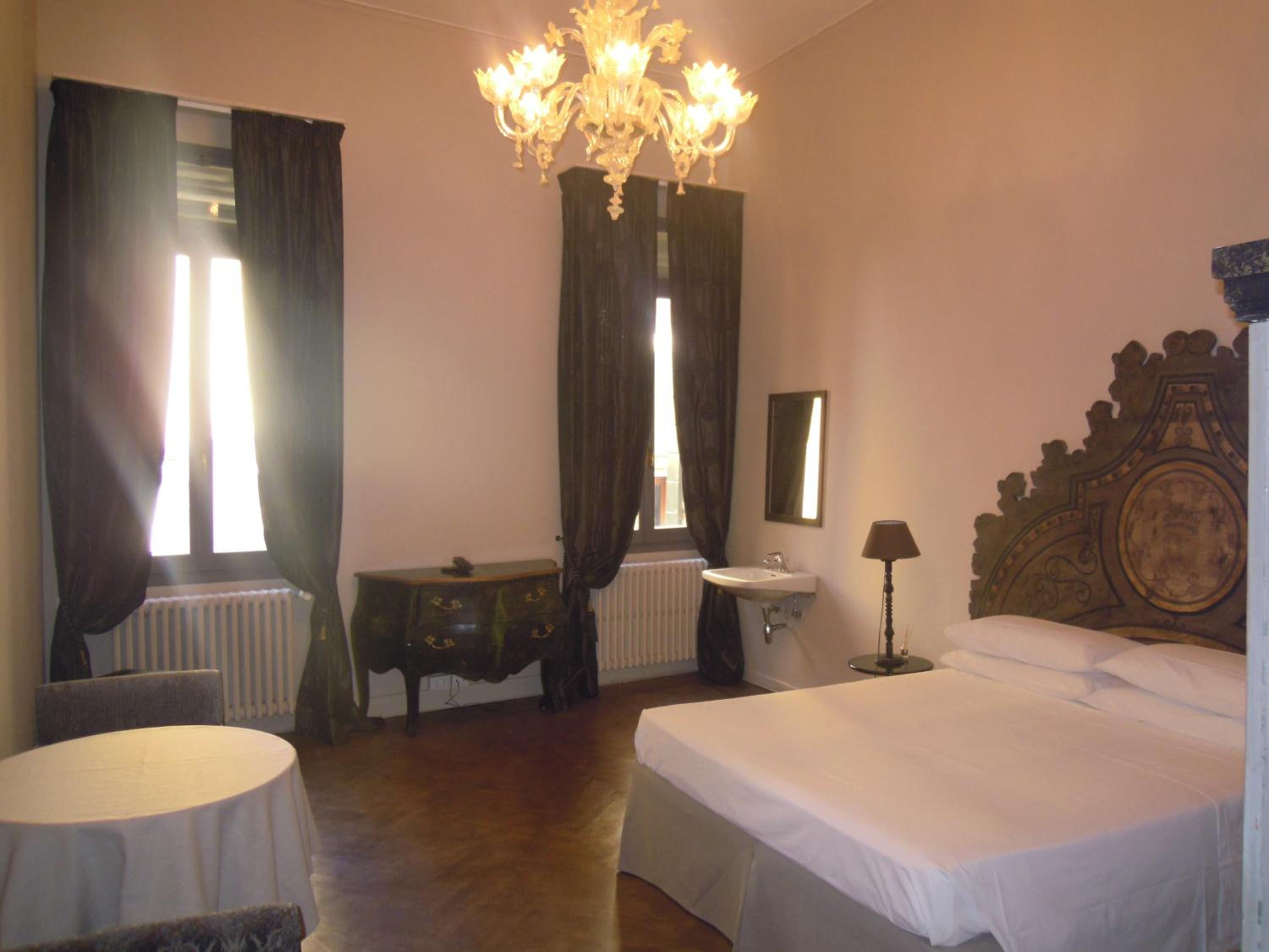 Double Room with Private Bathroom photo 3
