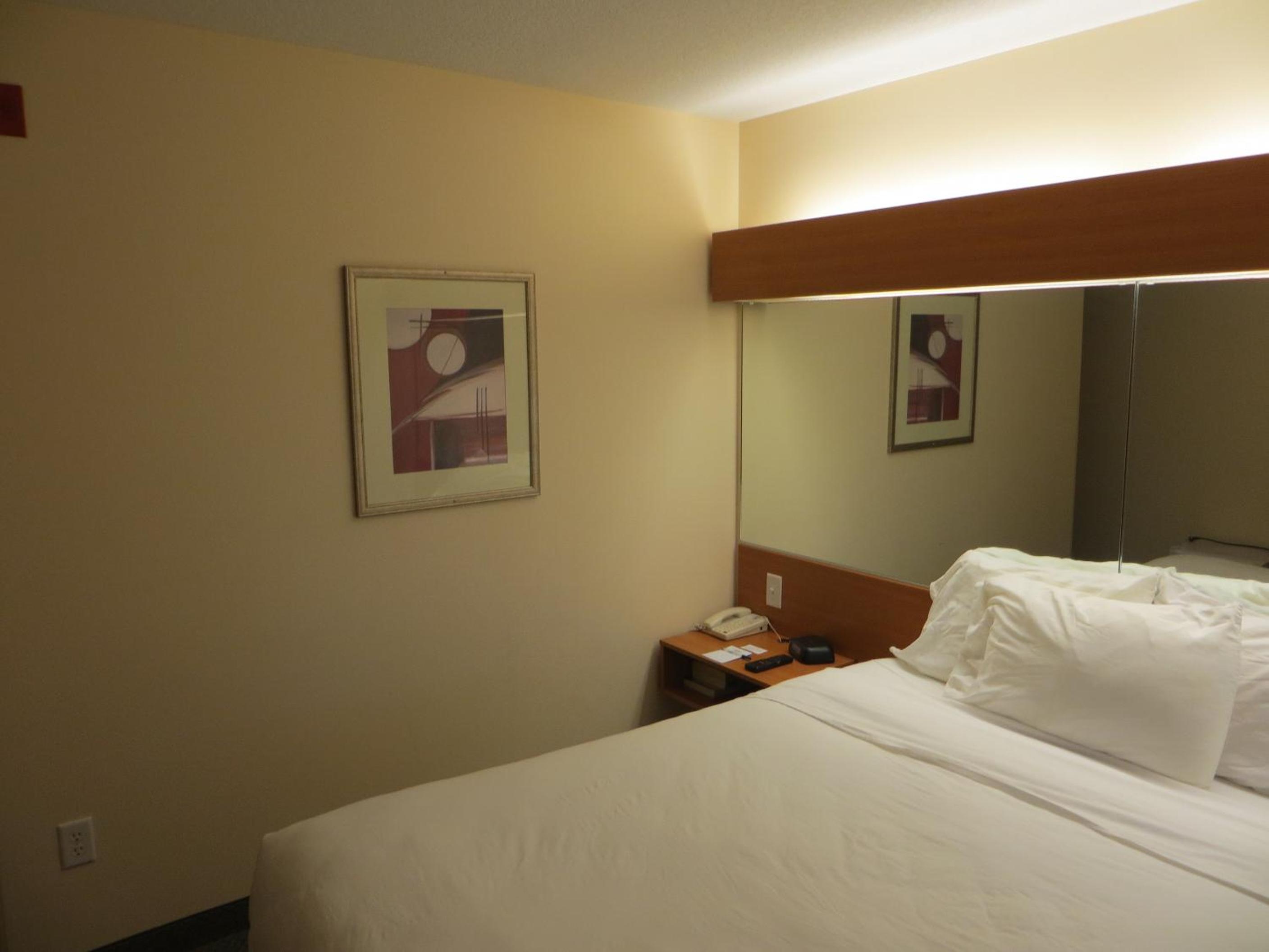 Queen Room - Non-Smoking - Photo 2