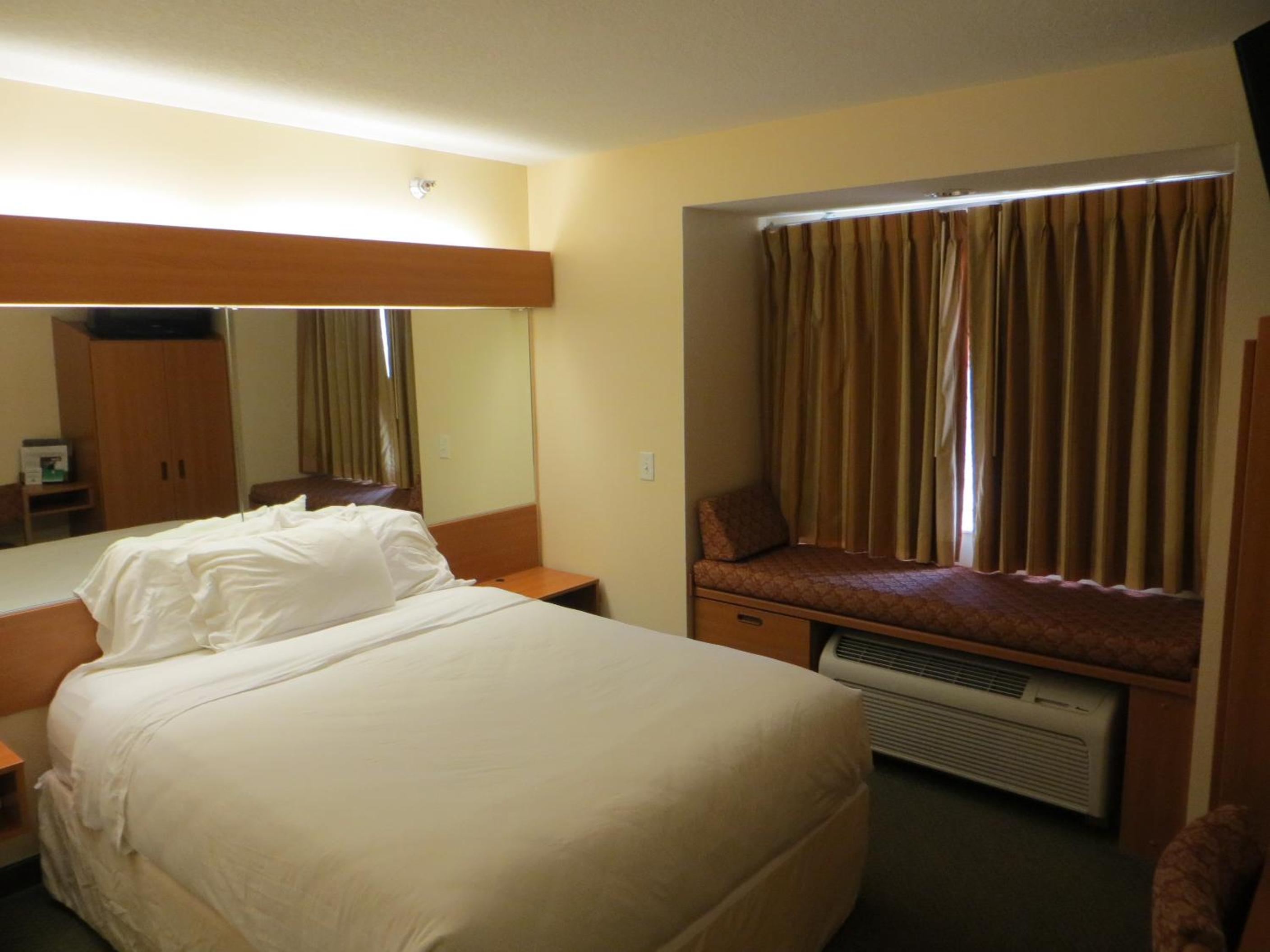 Queen Room - Non-Smoking - Photo 5