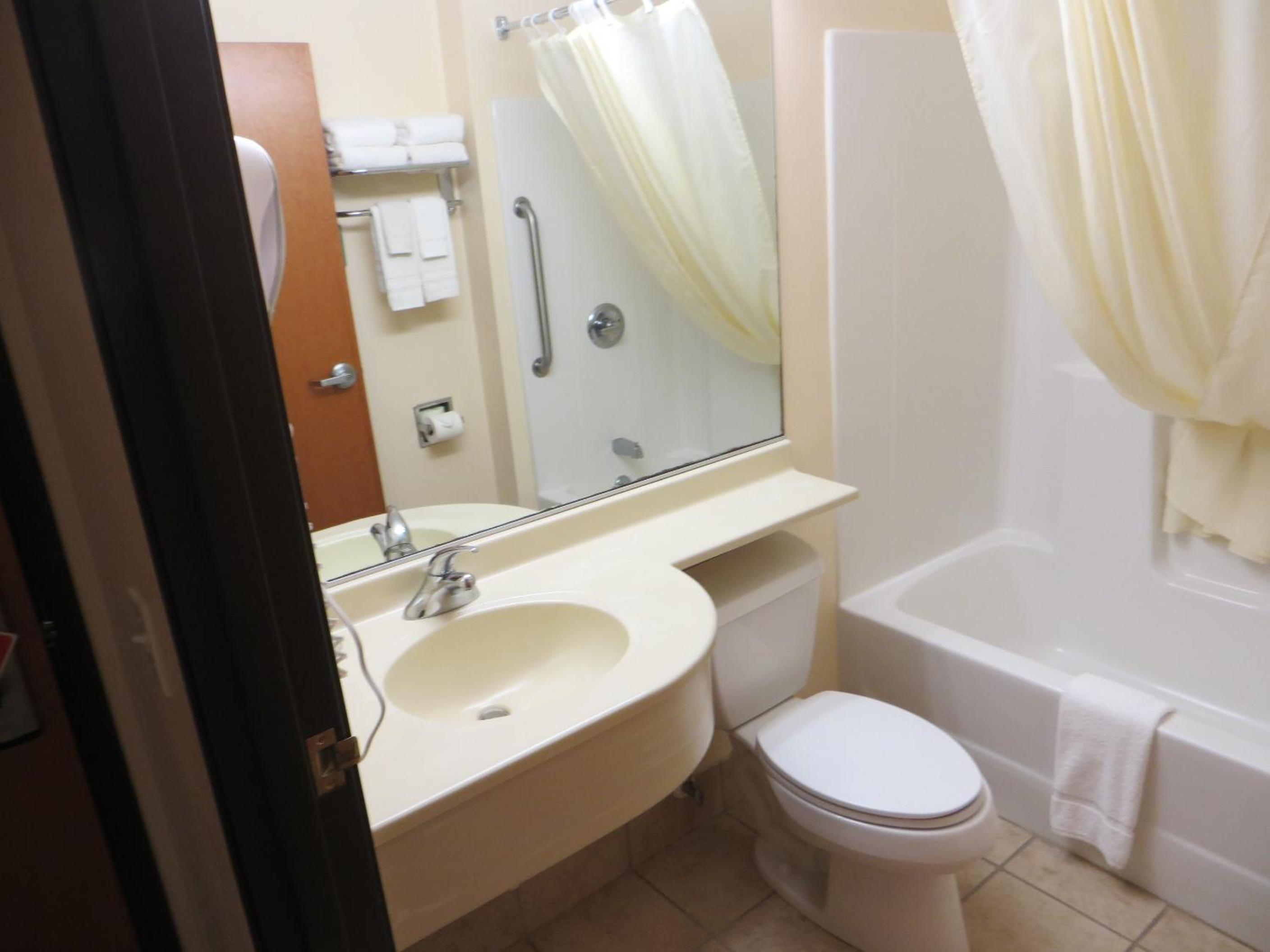 Queen Room with Two Queen Beds - Non-Smoking - Photo 2