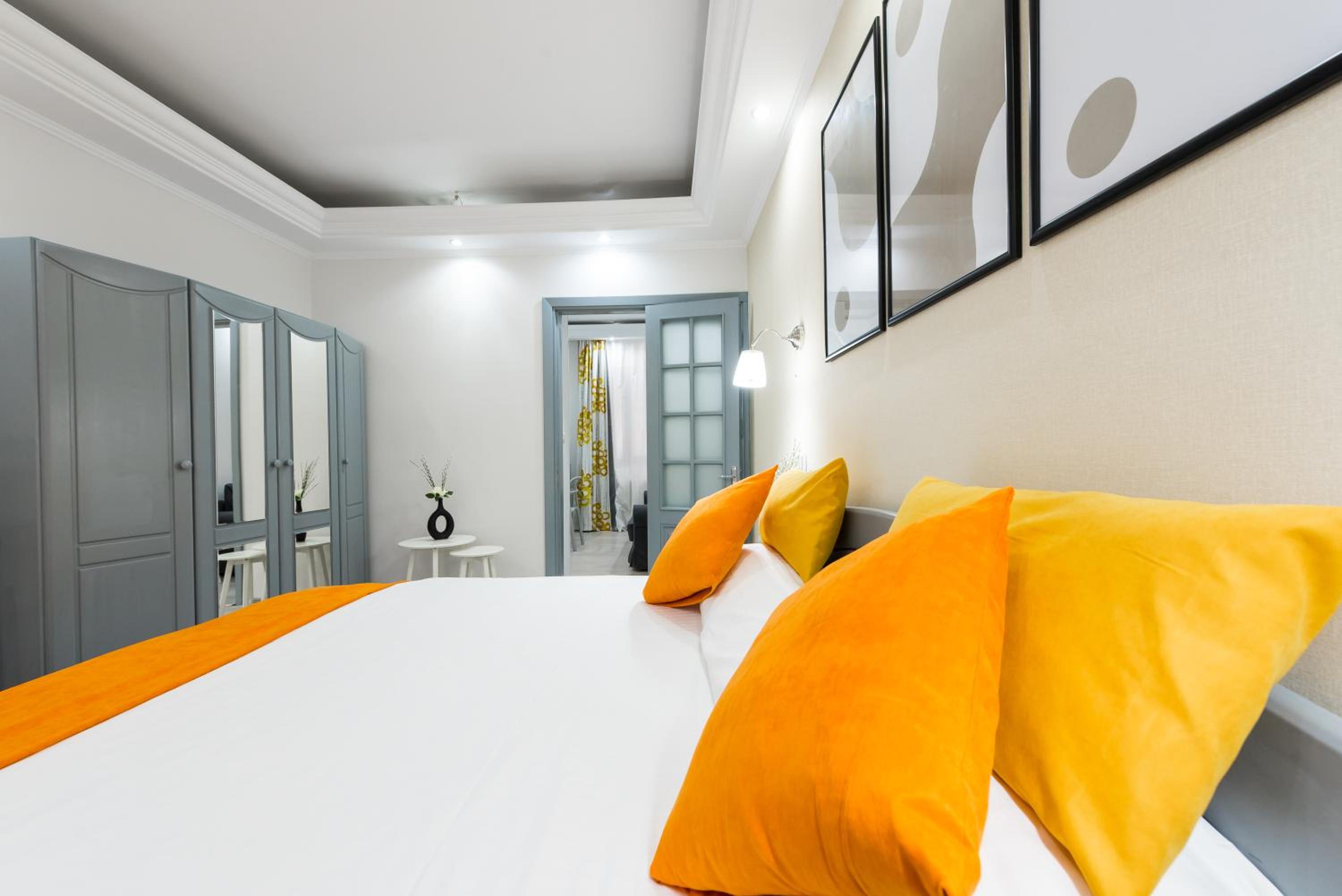 Suite - Photo 1