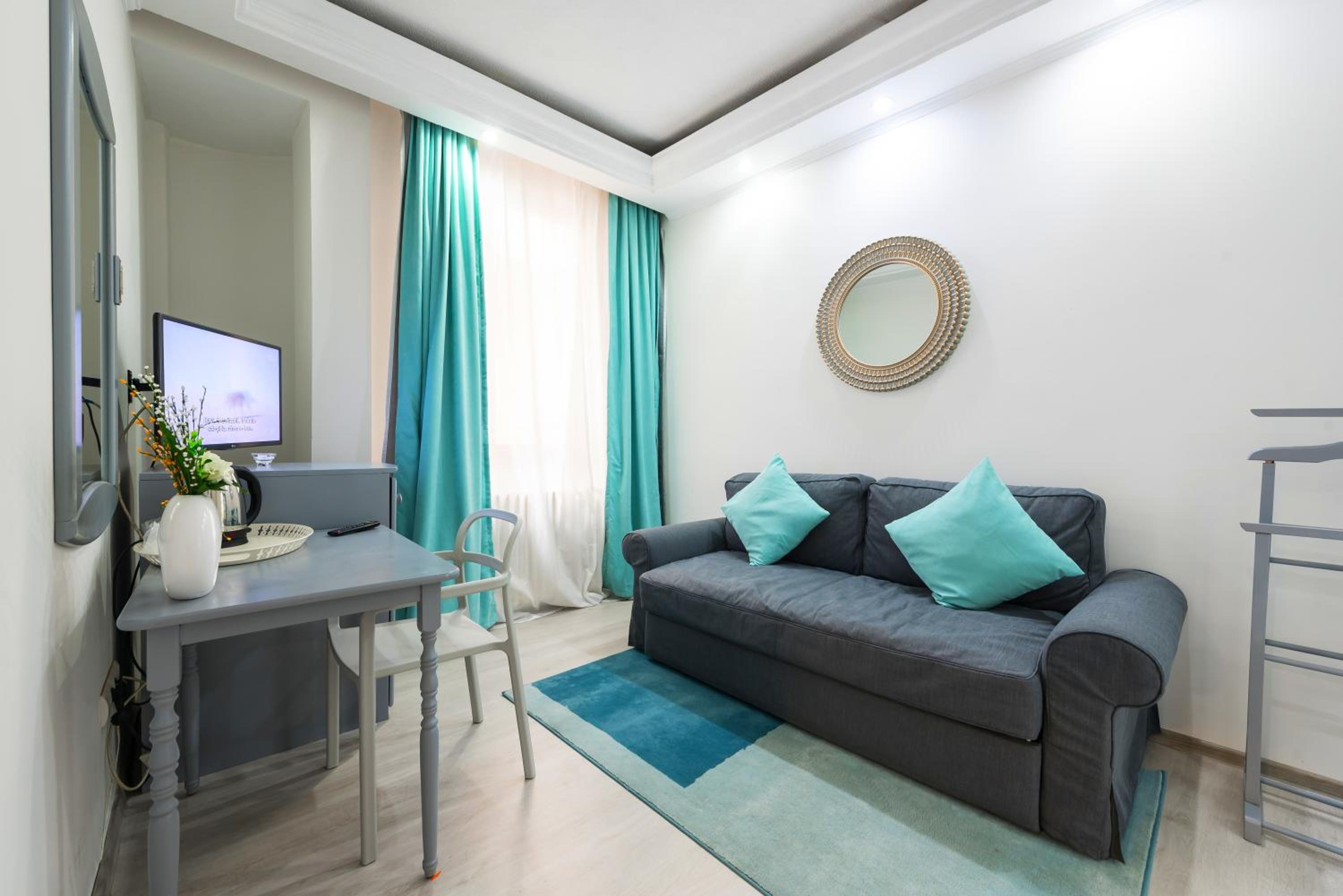 Suite - Photo 13