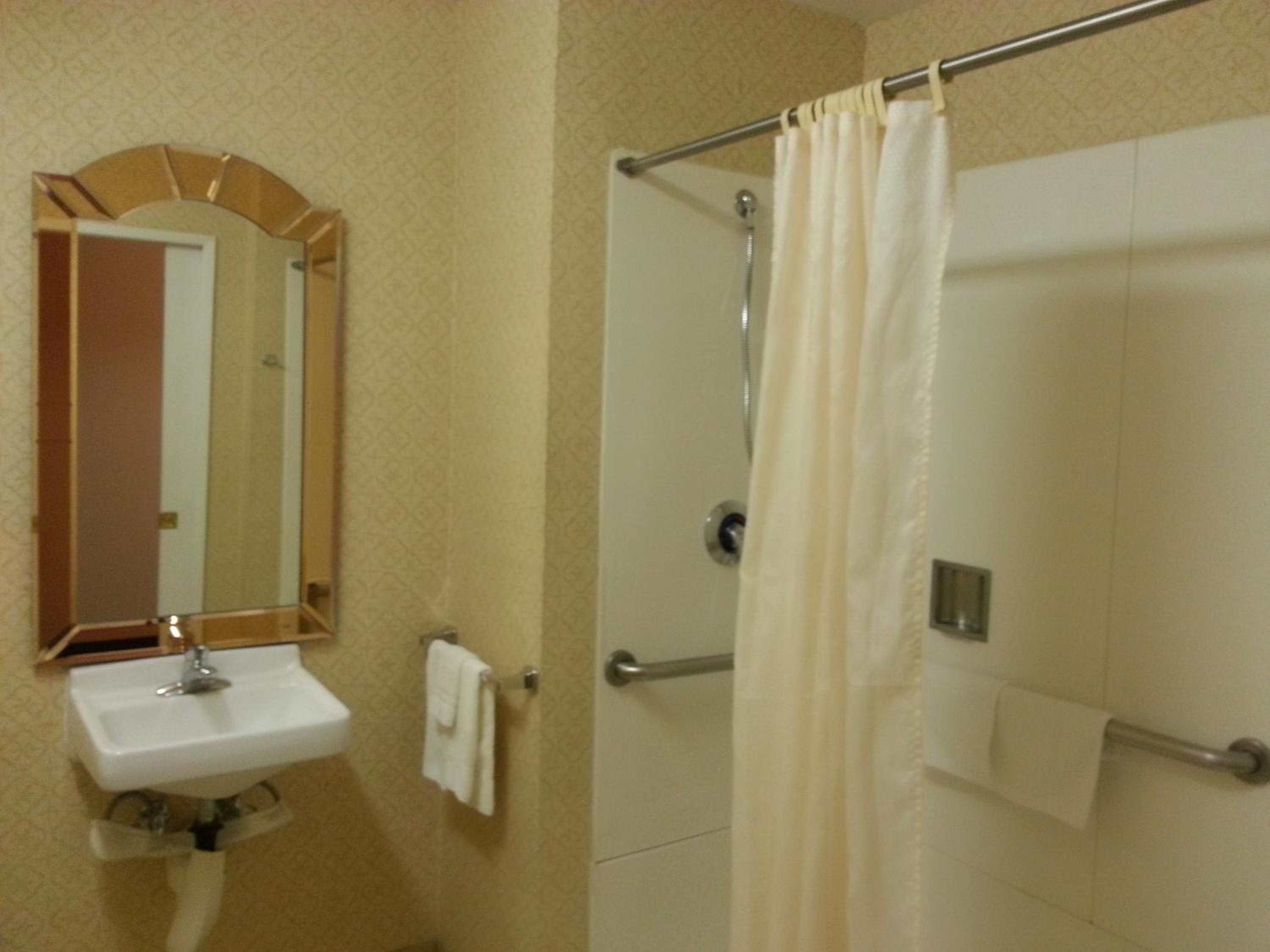 Queen Room with Two Queen Beds - Non-Smoking - Photo 3