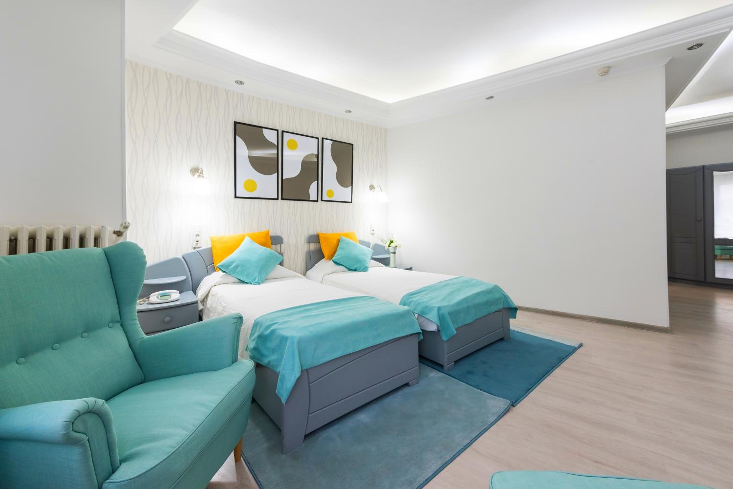 Twin Room - Photo 2