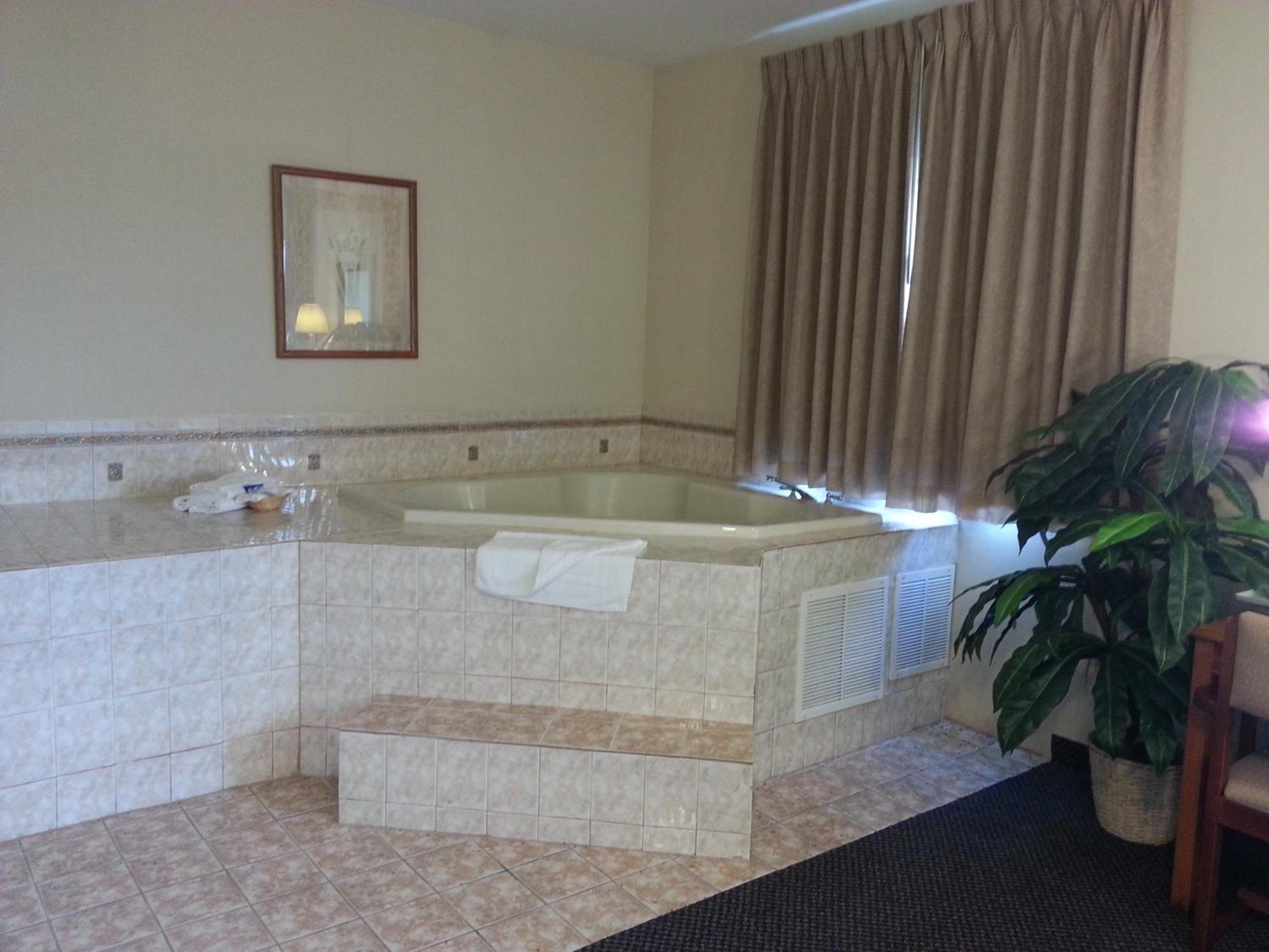 King Room with Hot Tub - Non-Smoking - Photo 2