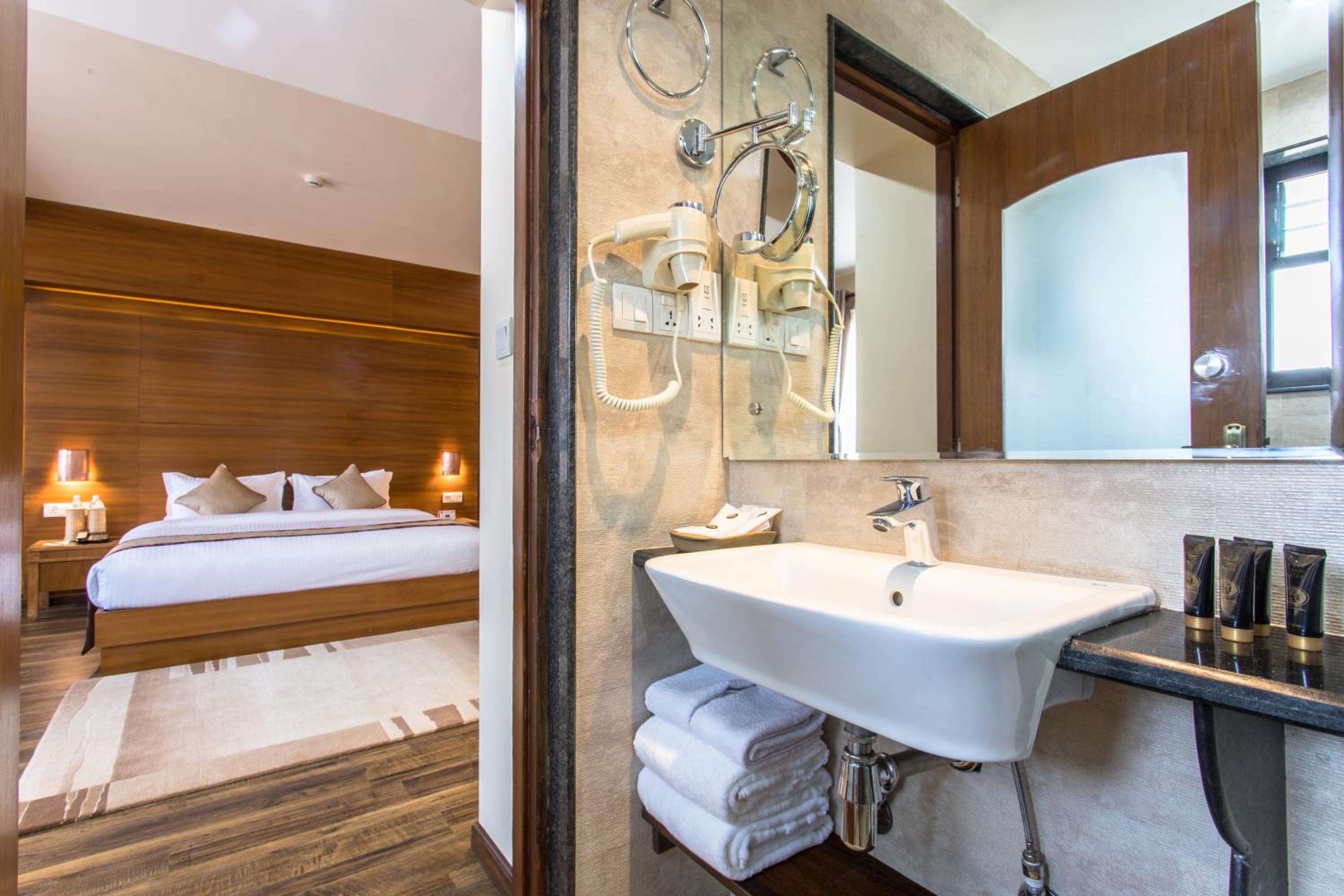 Executive Suite - Photo 4
