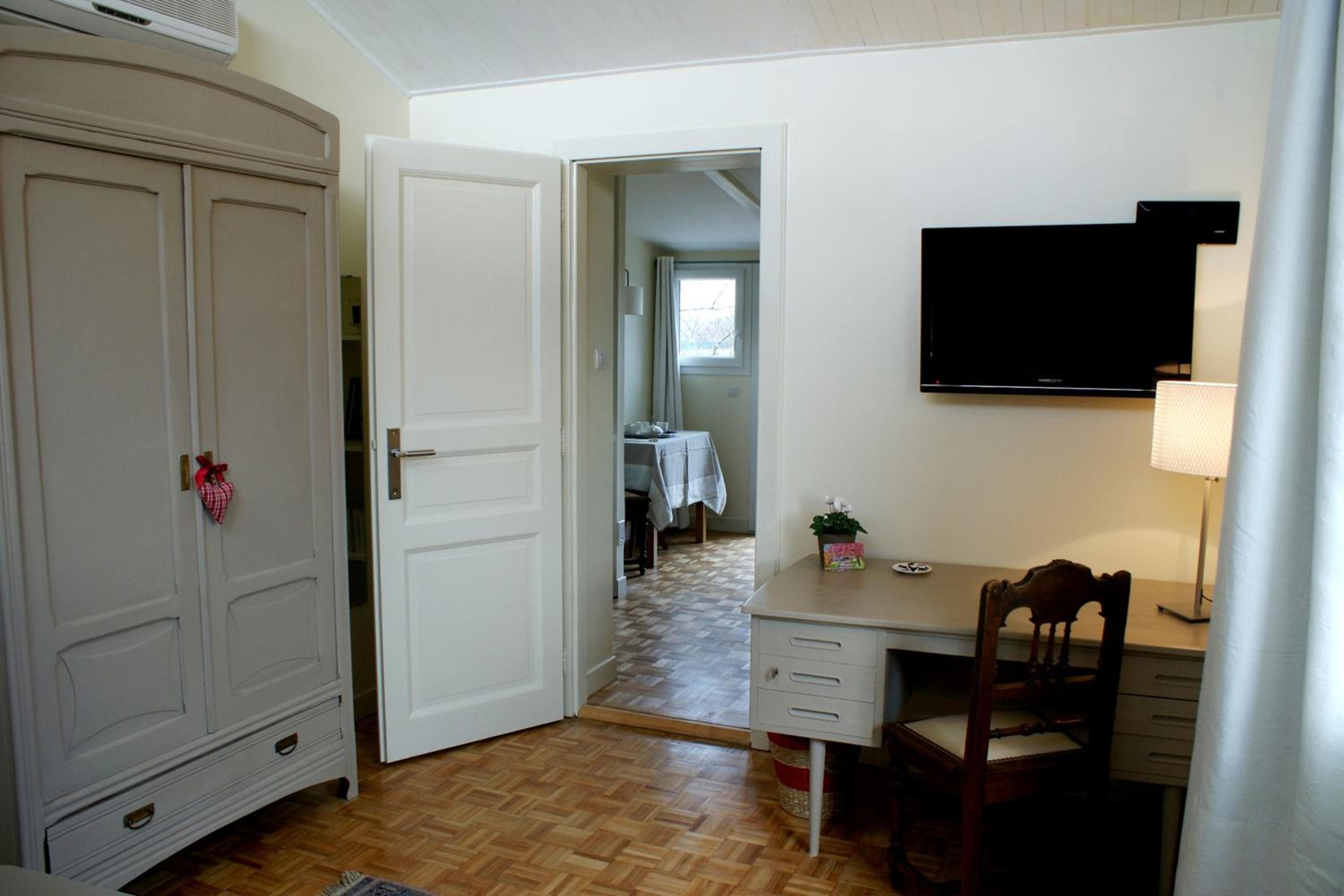 One-Bedroom Apartment - Photo 7