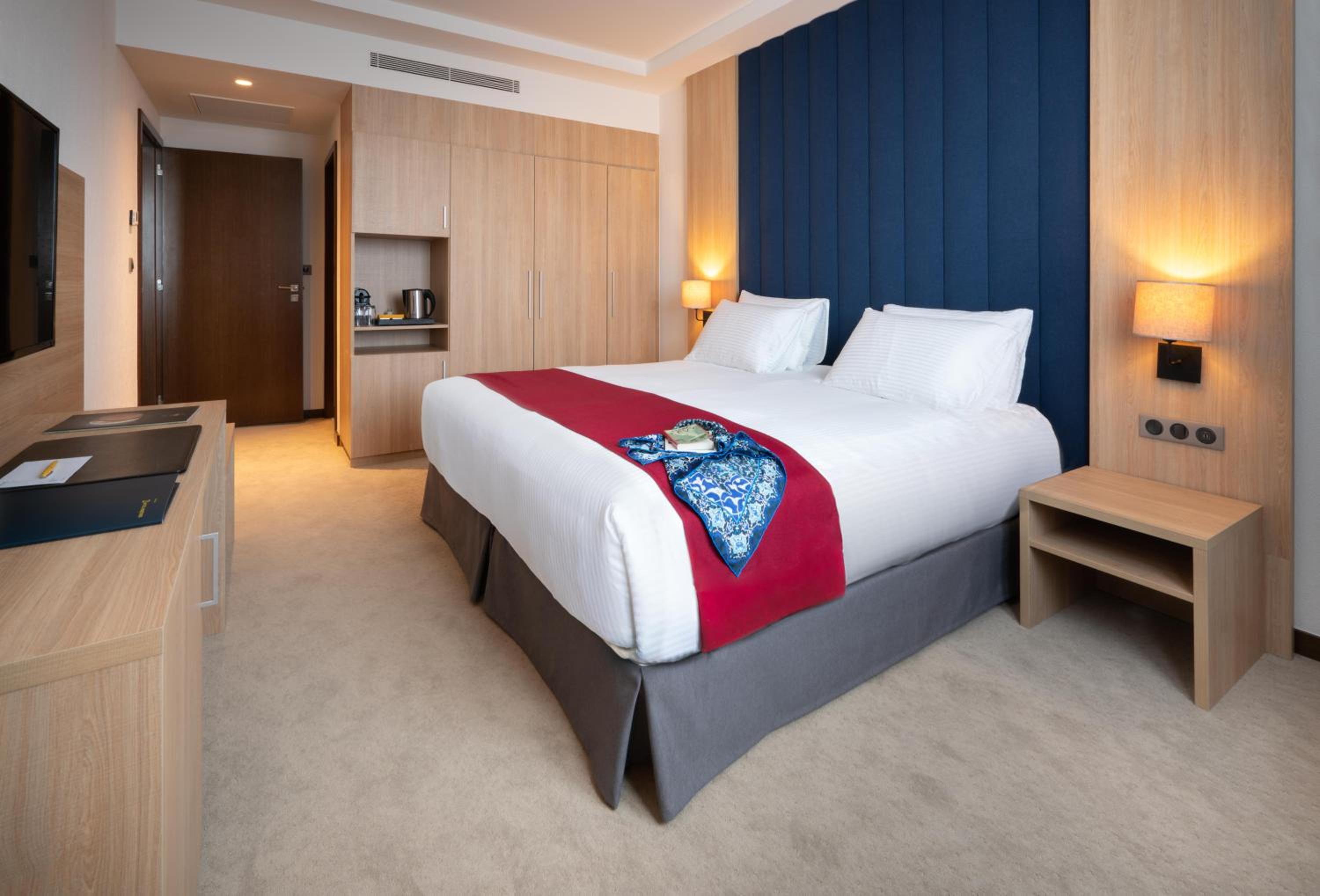 Deluxe King Room photo 1