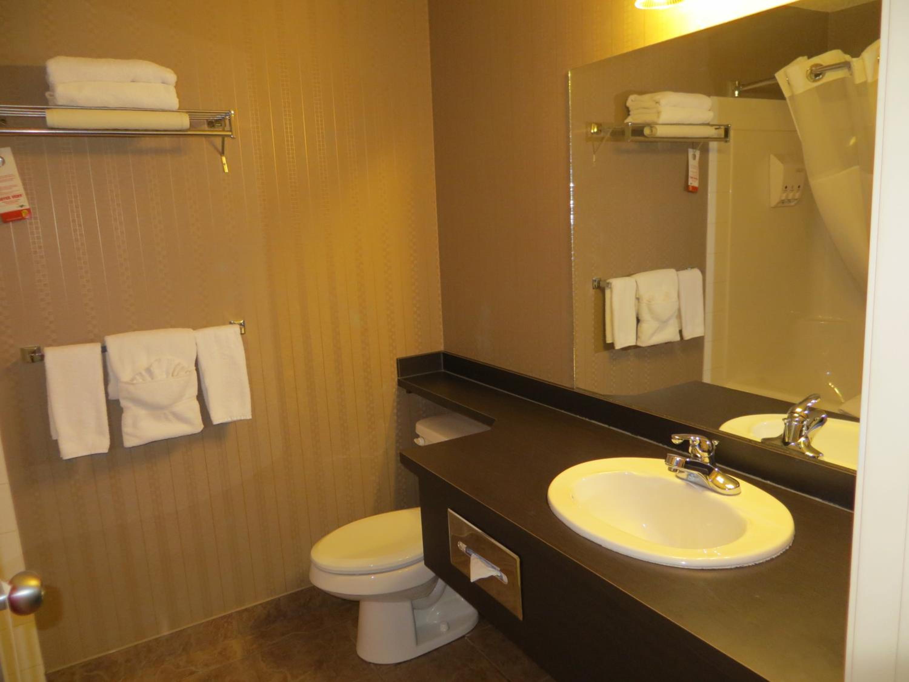 Queen Room with Two Queen Beds - Non-Smoking - Photo 5