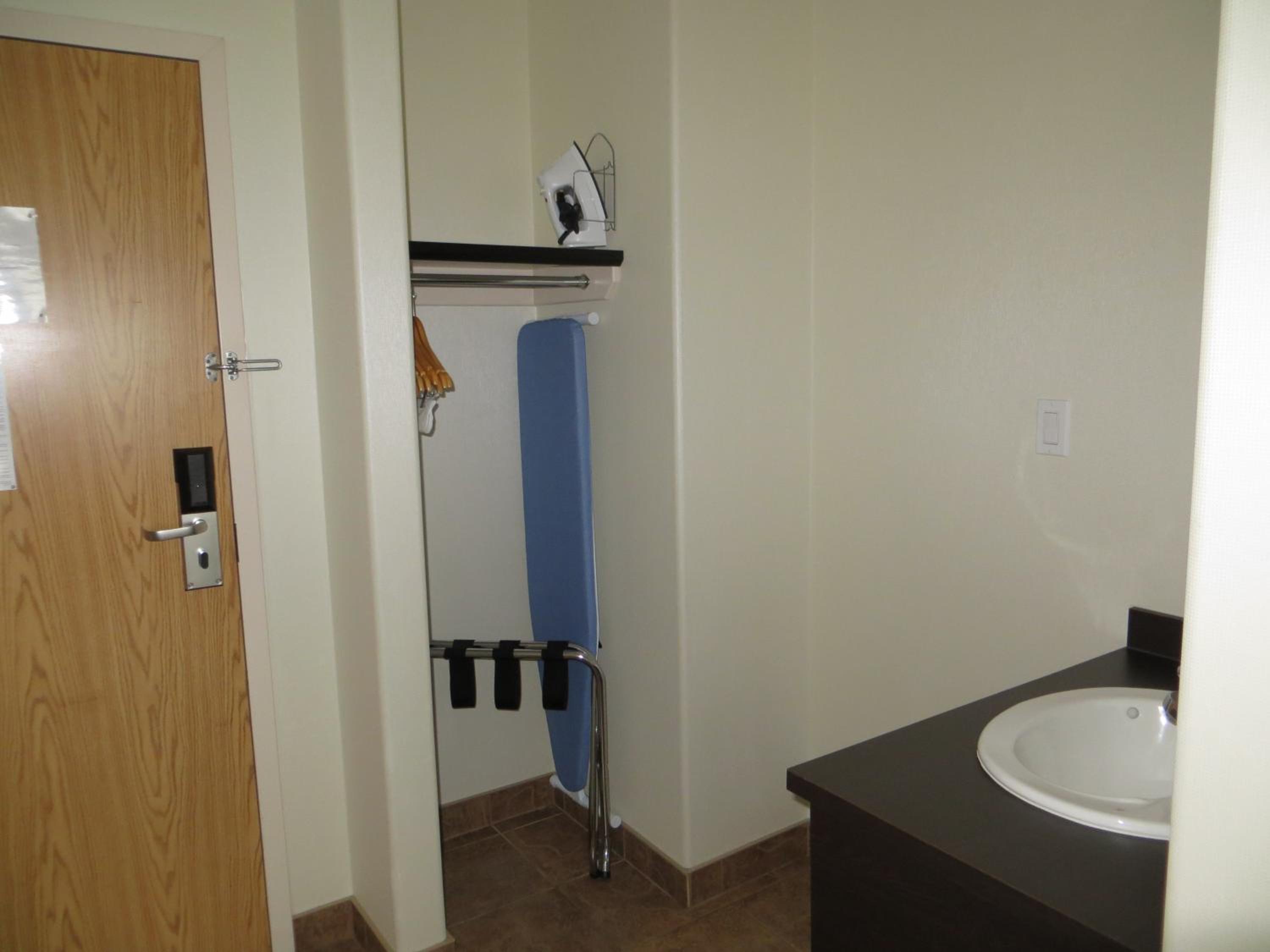 Queen Room with Two Queen Beds - Non-Smoking - Photo 7