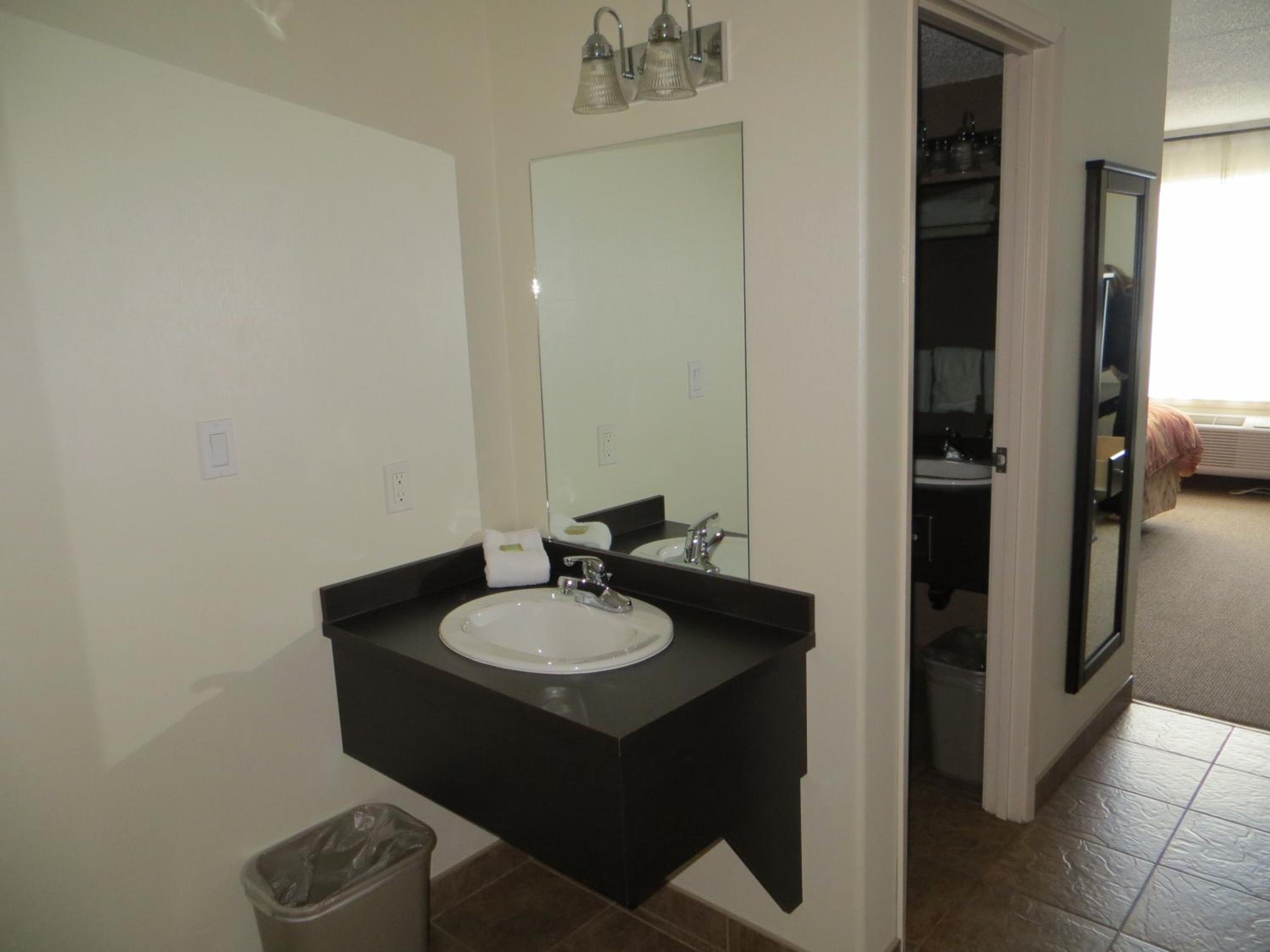 King Room - Non-Smoking - Photo 6