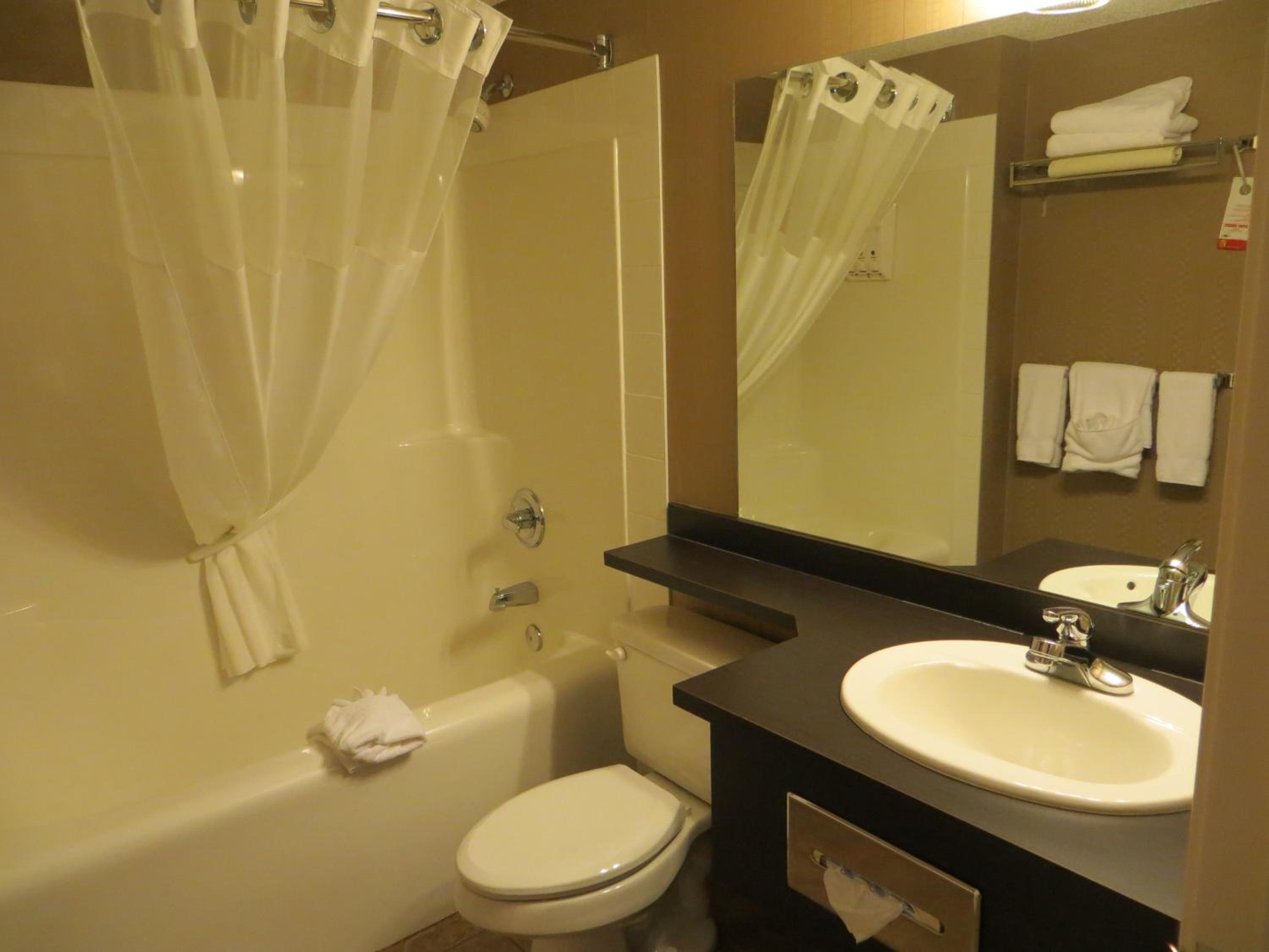 Queen Room with Two Queen Beds - Non-Smoking - Photo 4