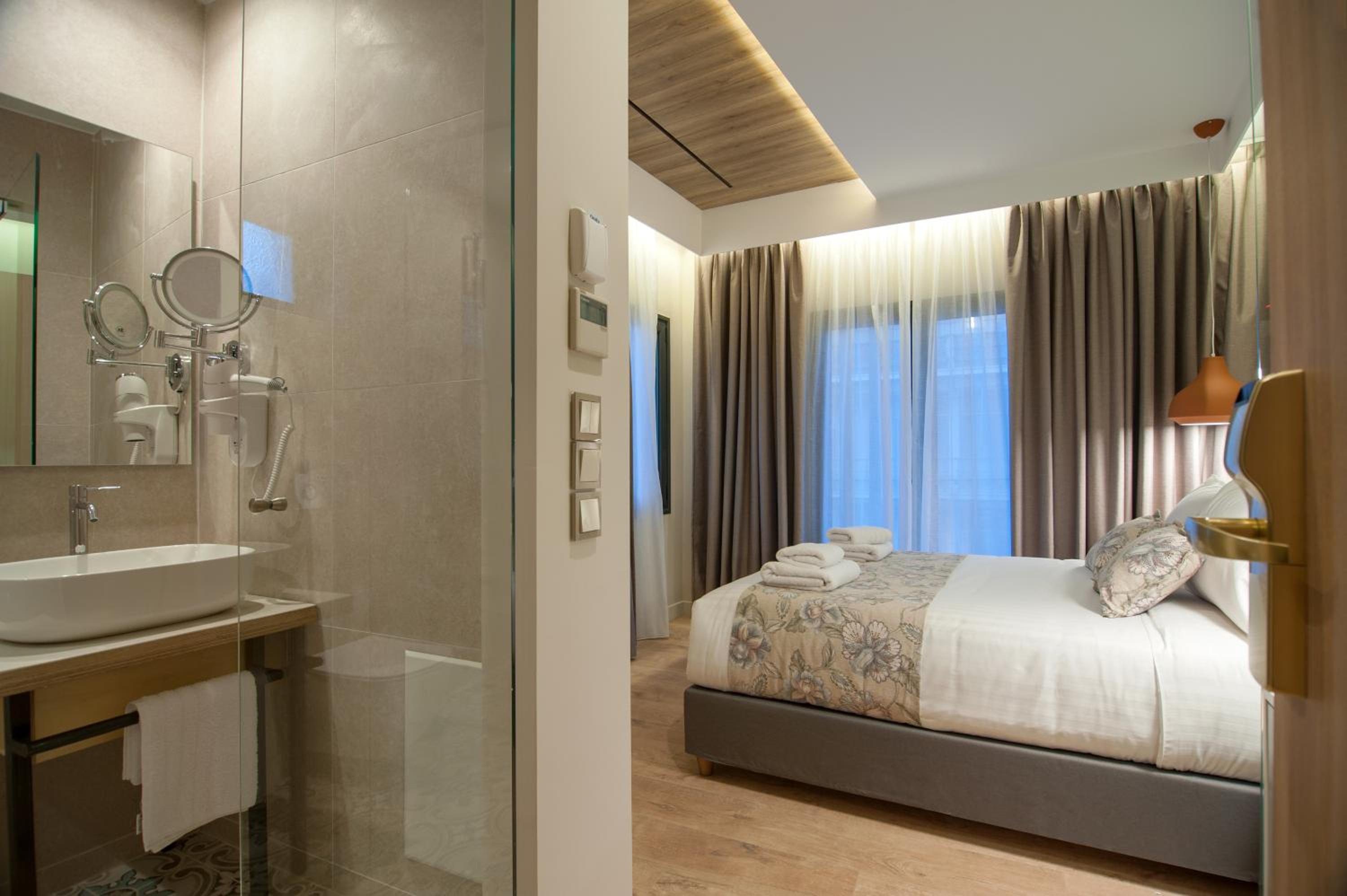 Double or Twin Room with Balcony - Photo 9