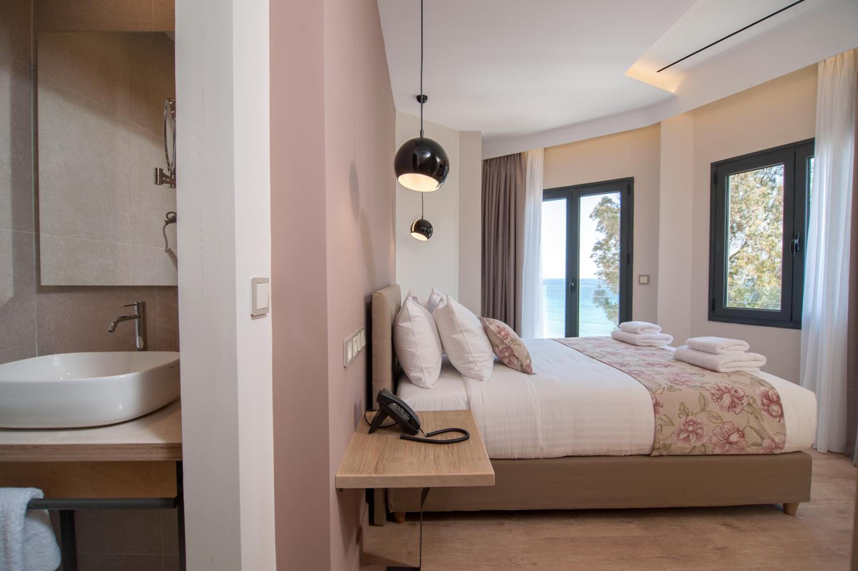 Double or Twin Room with Sea View - Photo 5