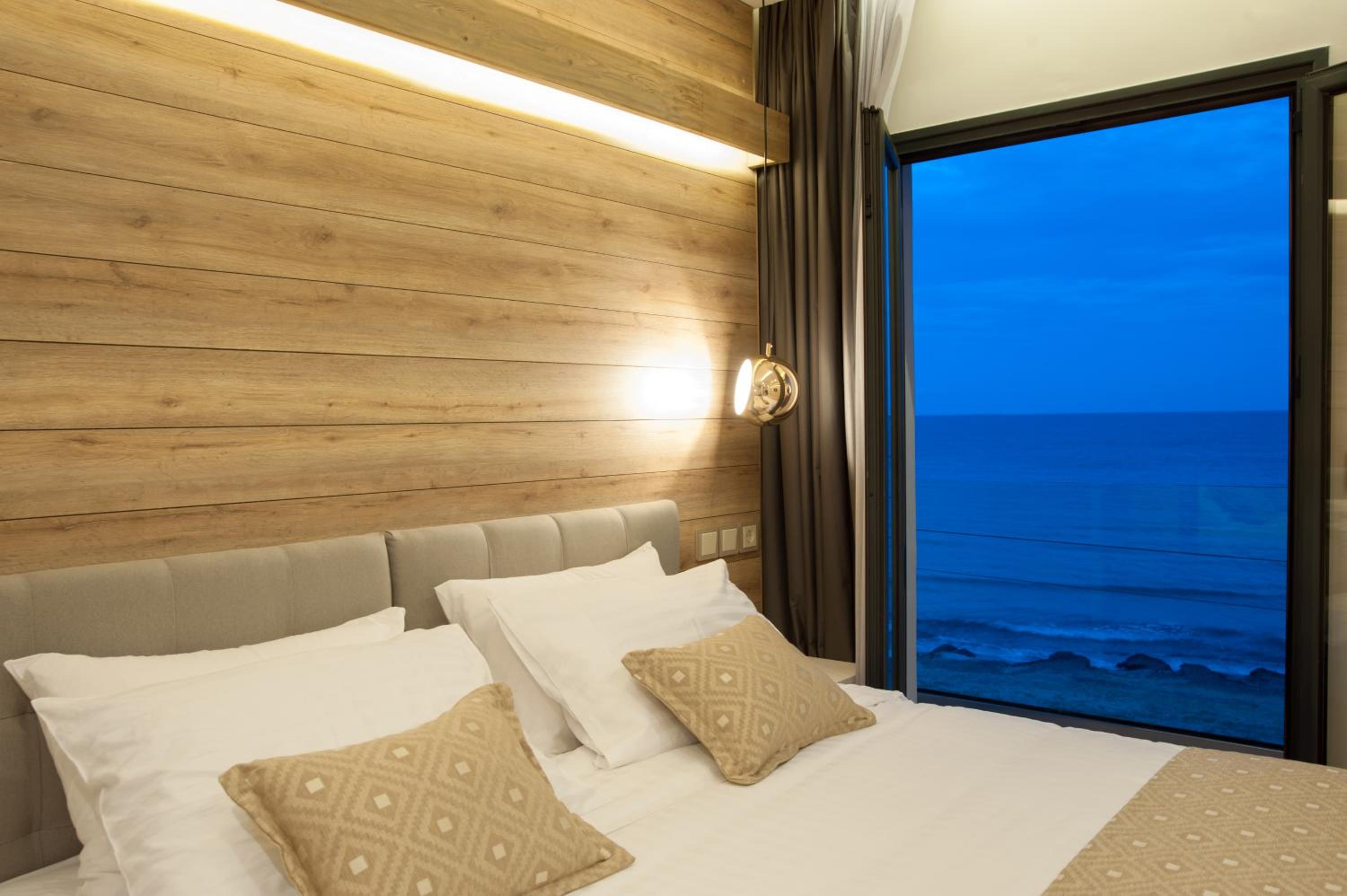 Double or Twin Room with Sea View - Photo 13