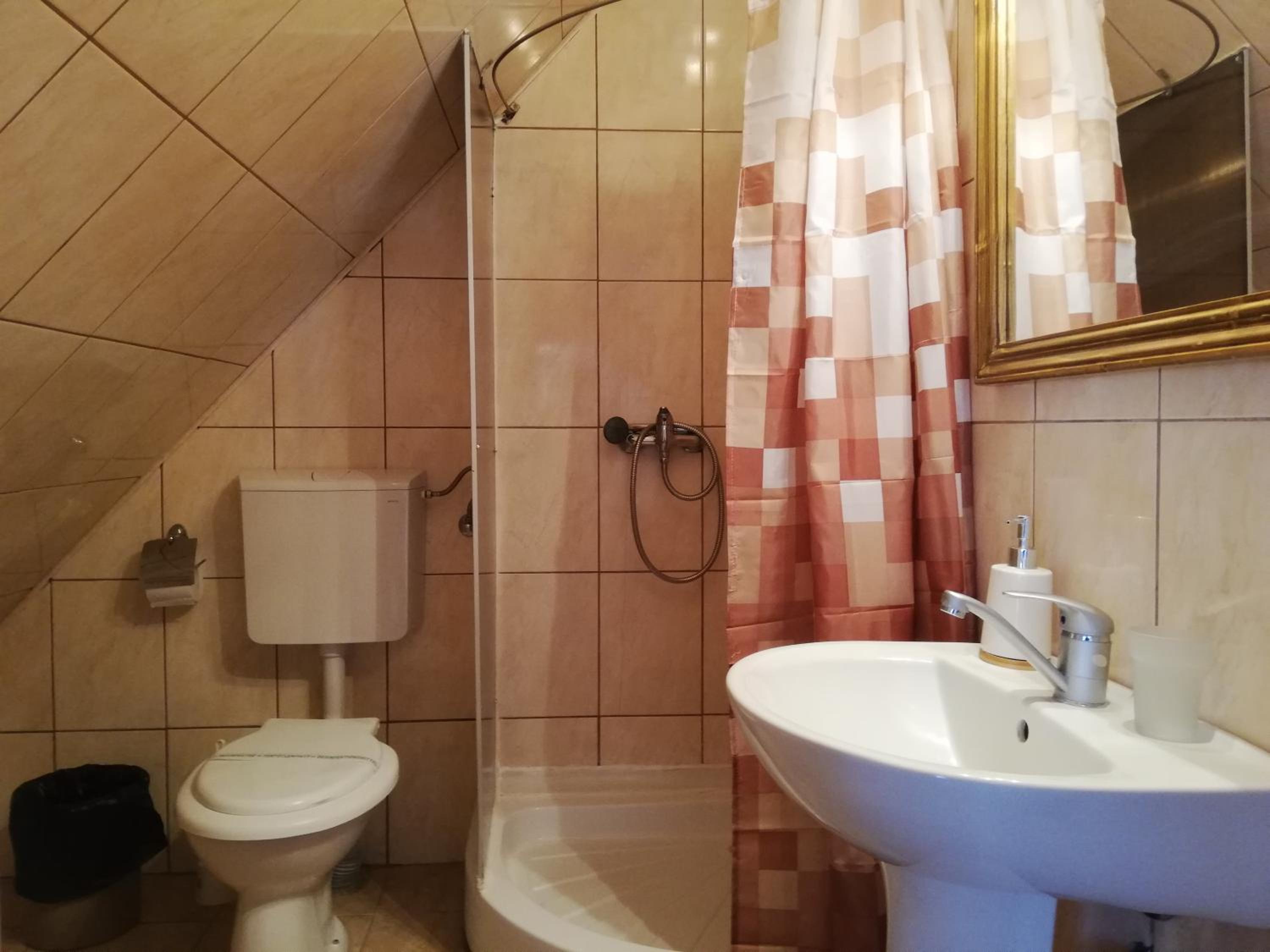 Double Room with Attic Bathroom - Photo 3