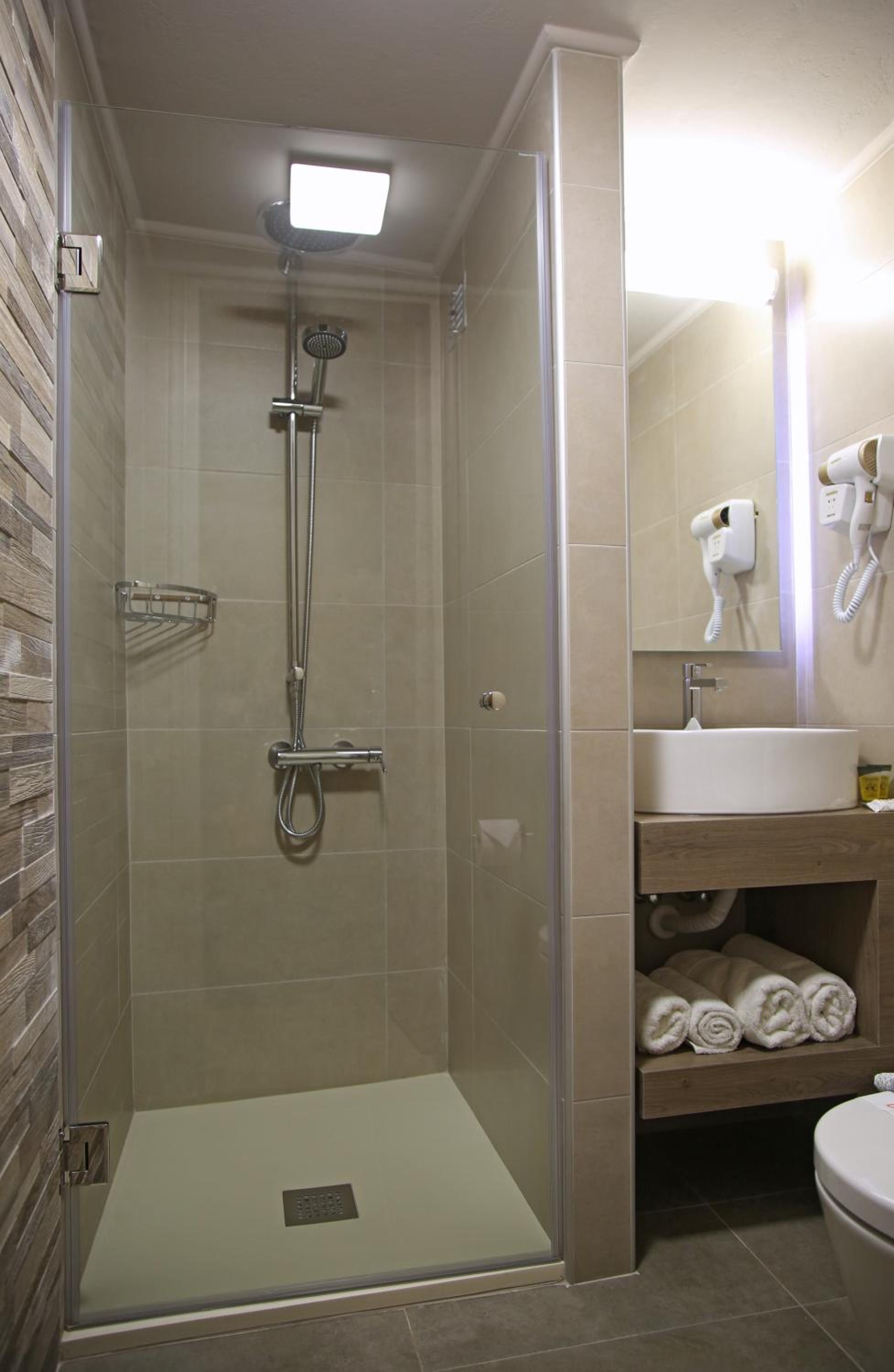 Deluxe Double or Twin Room with City View - Photo 5