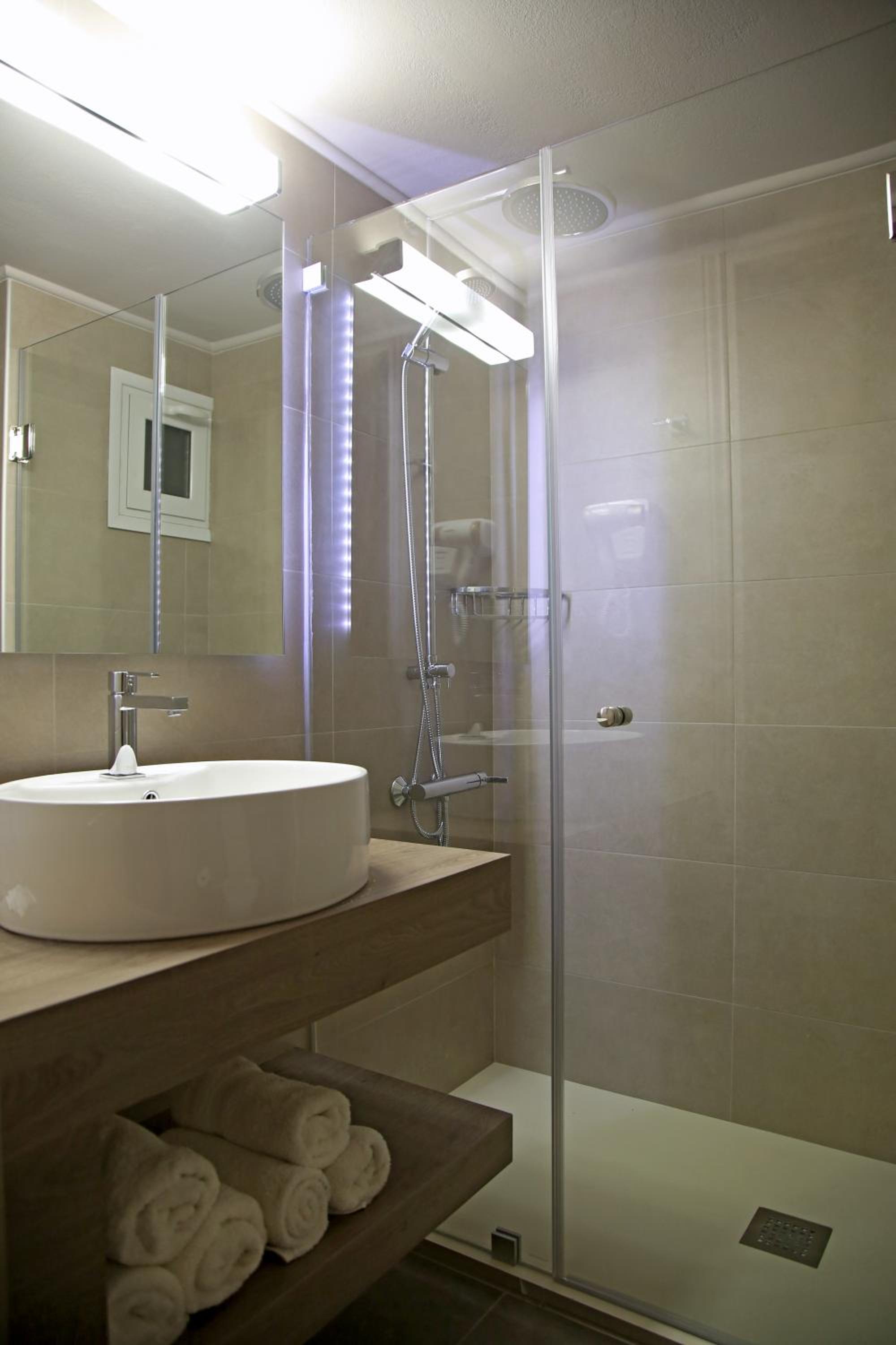 Deluxe Double or Twin Room with City View - Photo 4