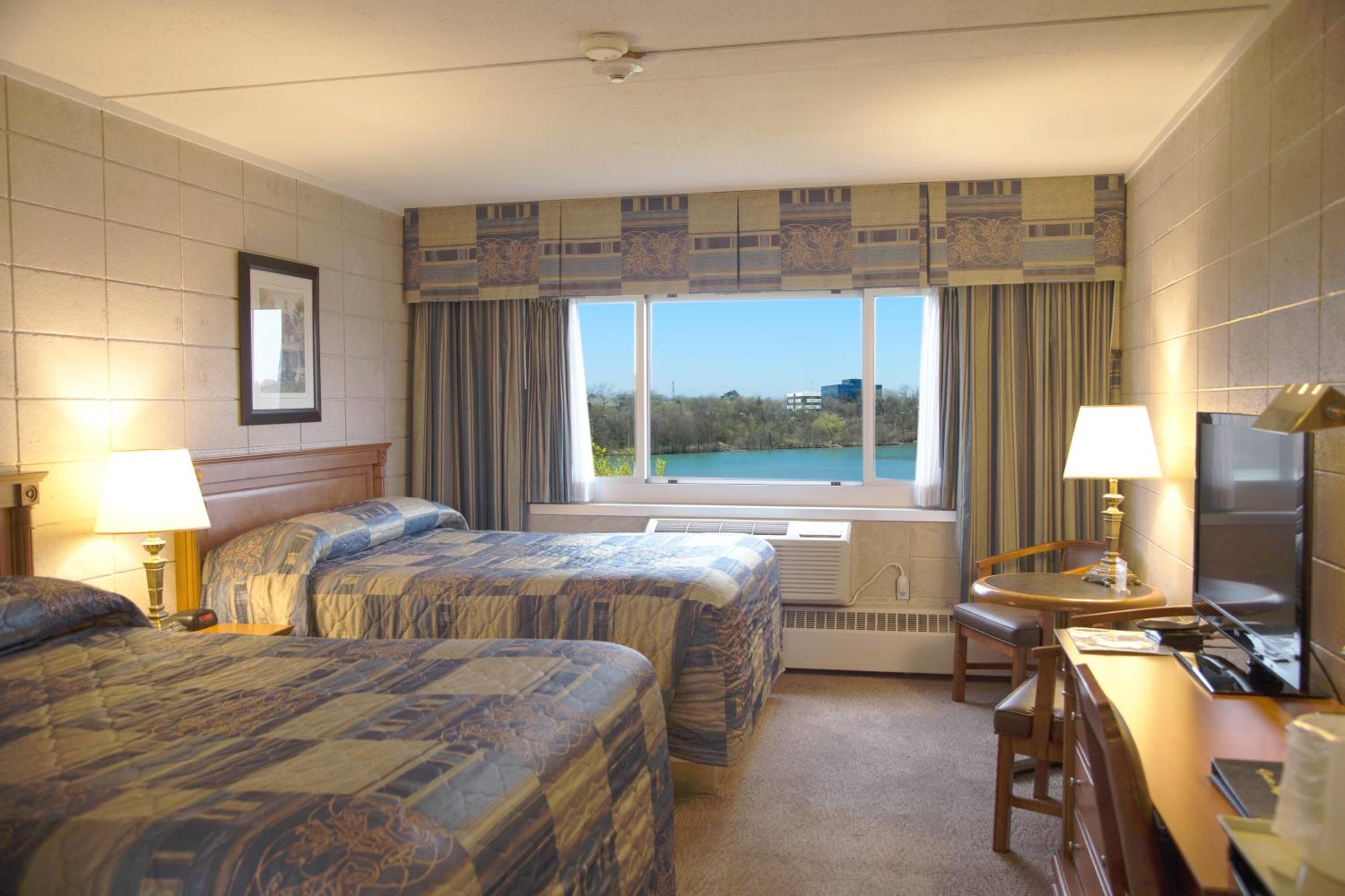 Queen Room with Two Queen Beds - Non-Smoking - Photo 8