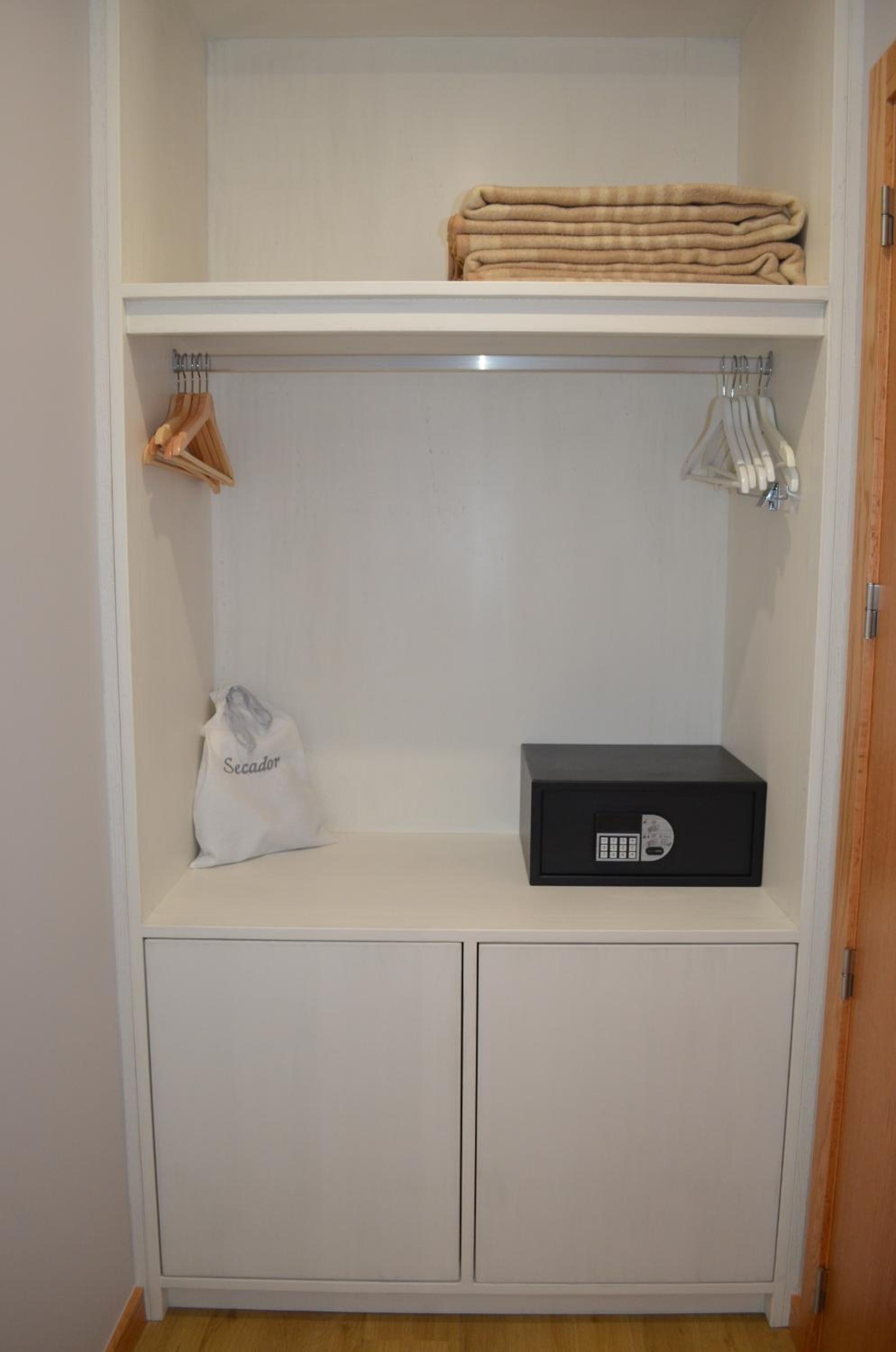 Double or Twin Room with Private Bathroom photo 2